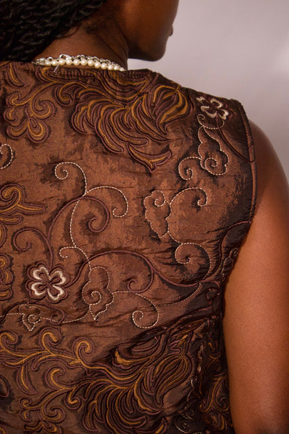 détail broderies florales veste brune