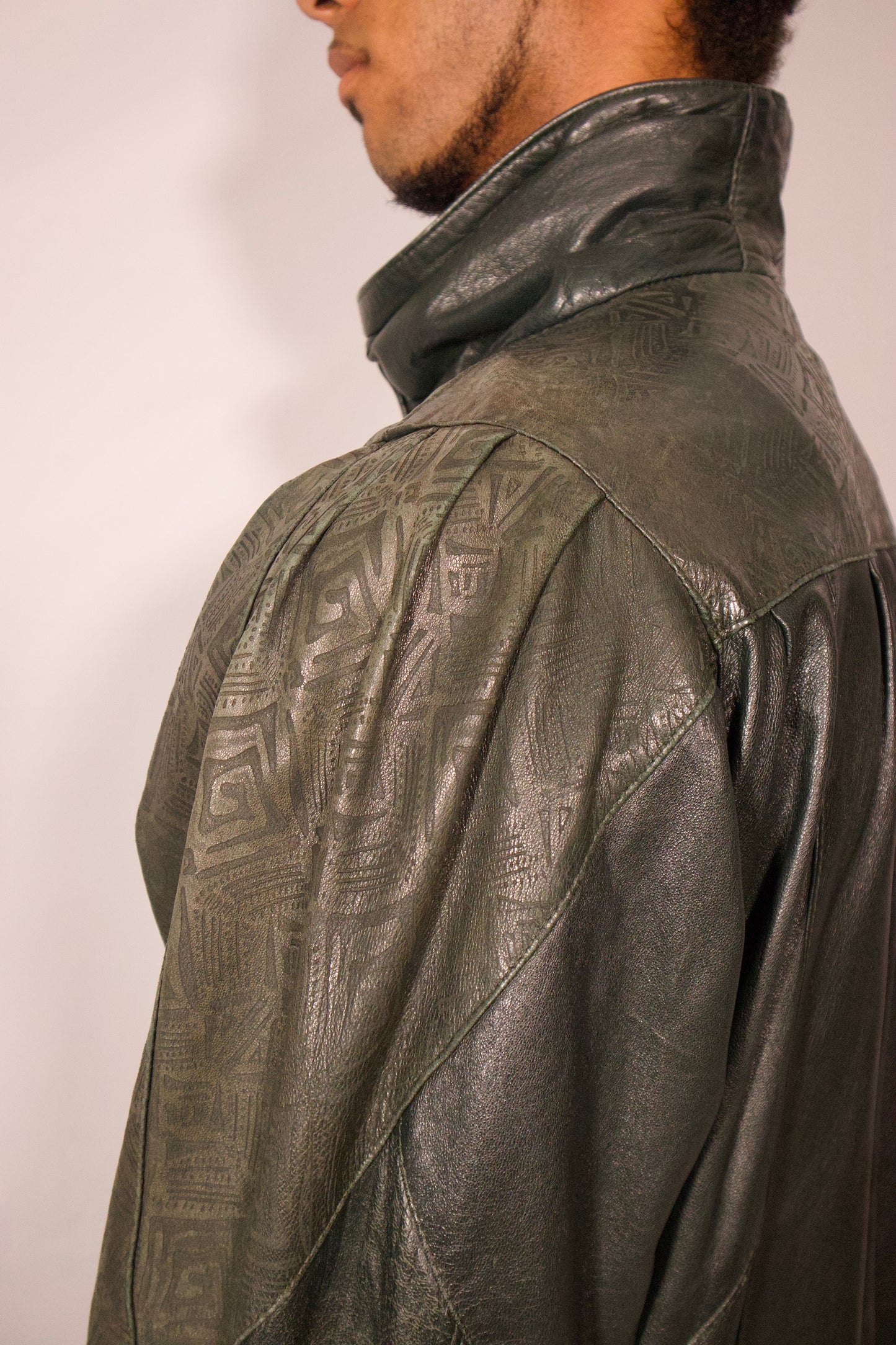 détail col manteau cuir vert