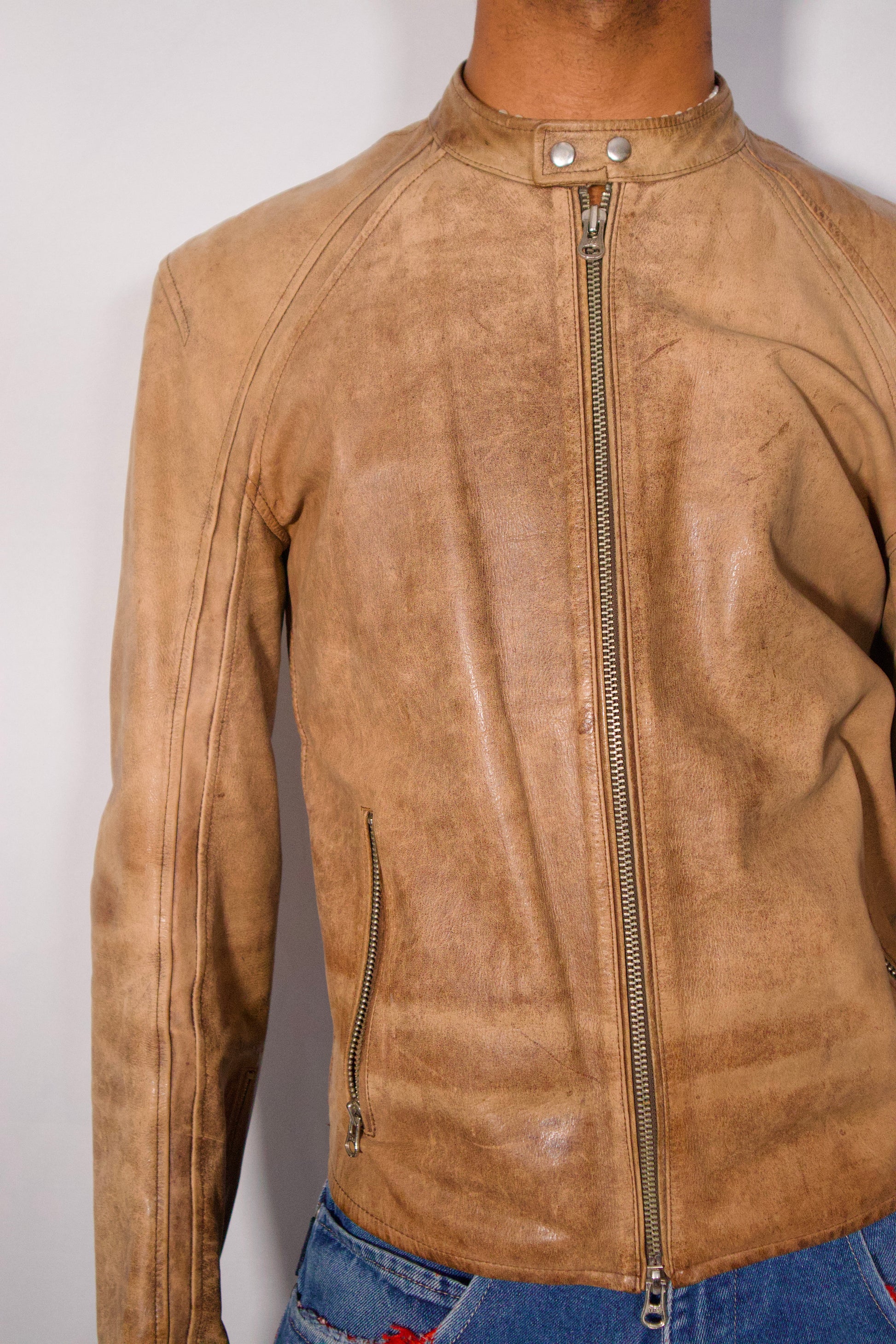 détail cuir beige manteau