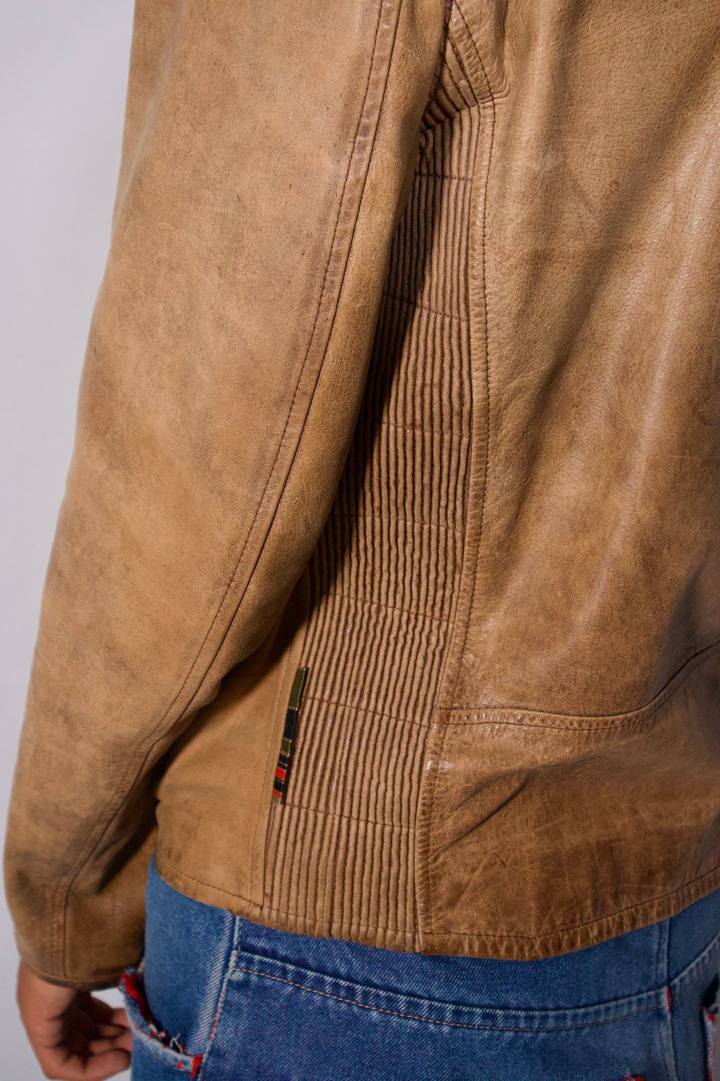 détail dos manteau cuir beige