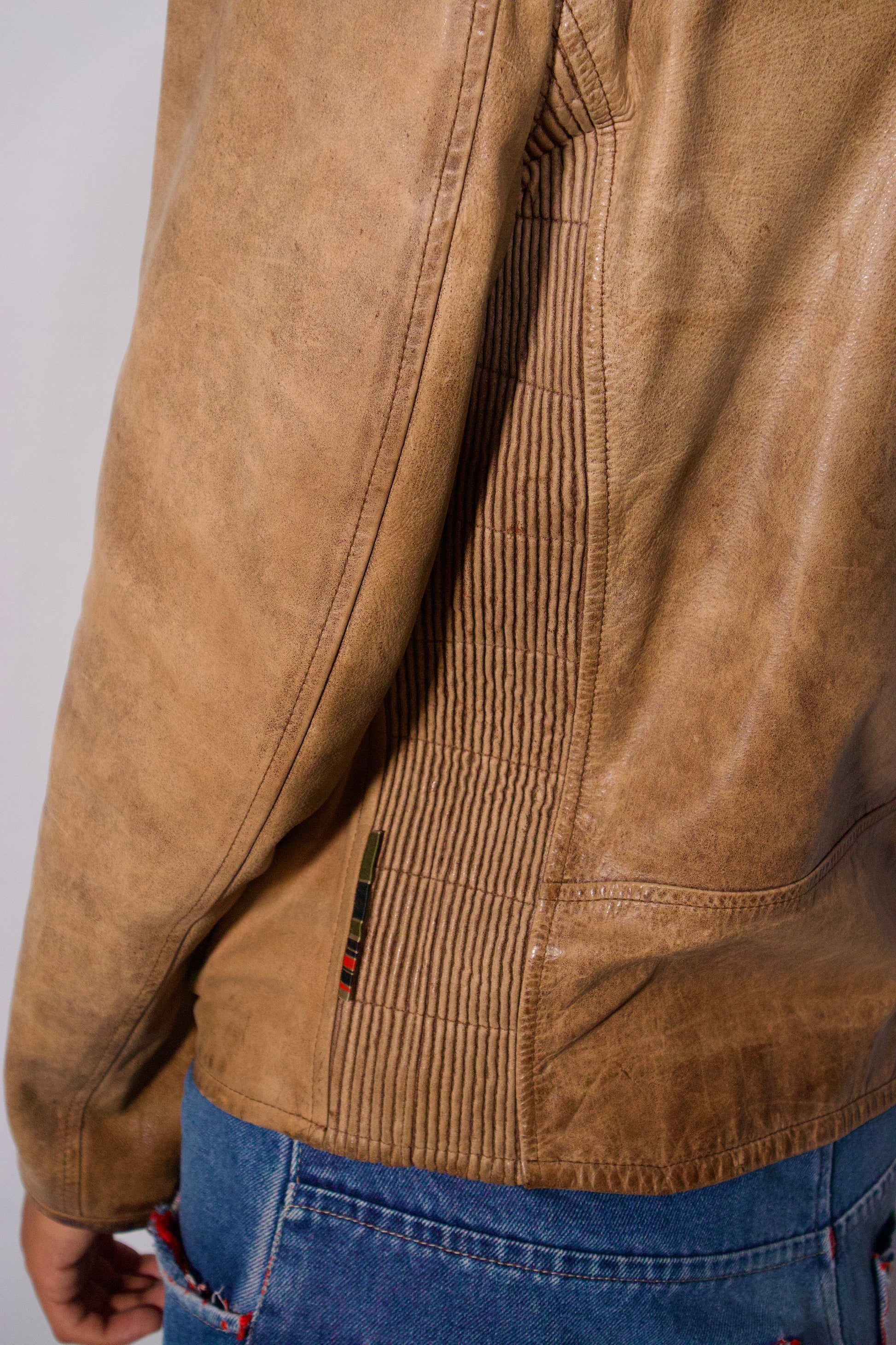 détail dos manteau cuir beige