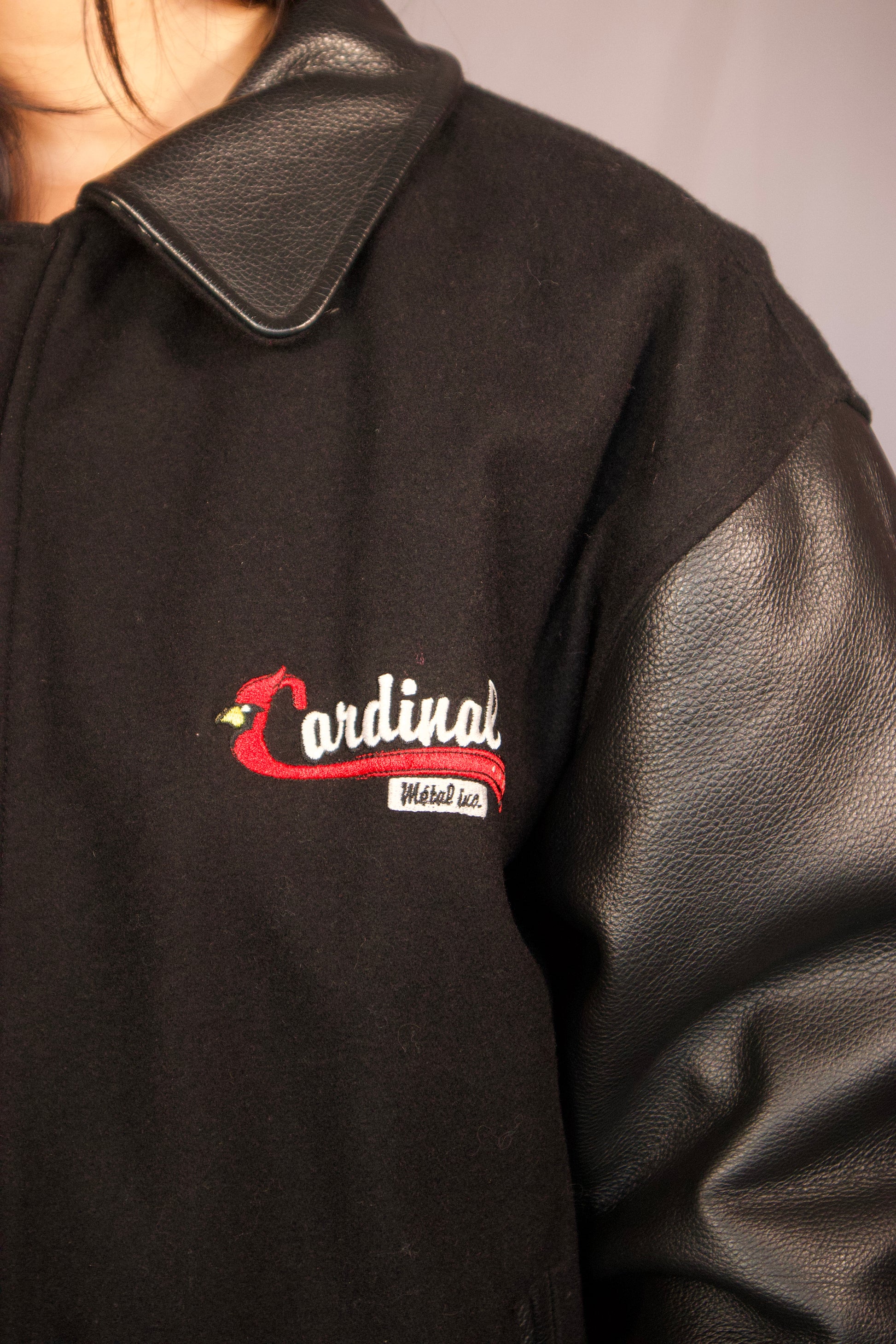 détail logo Cardinal sur veste varsity