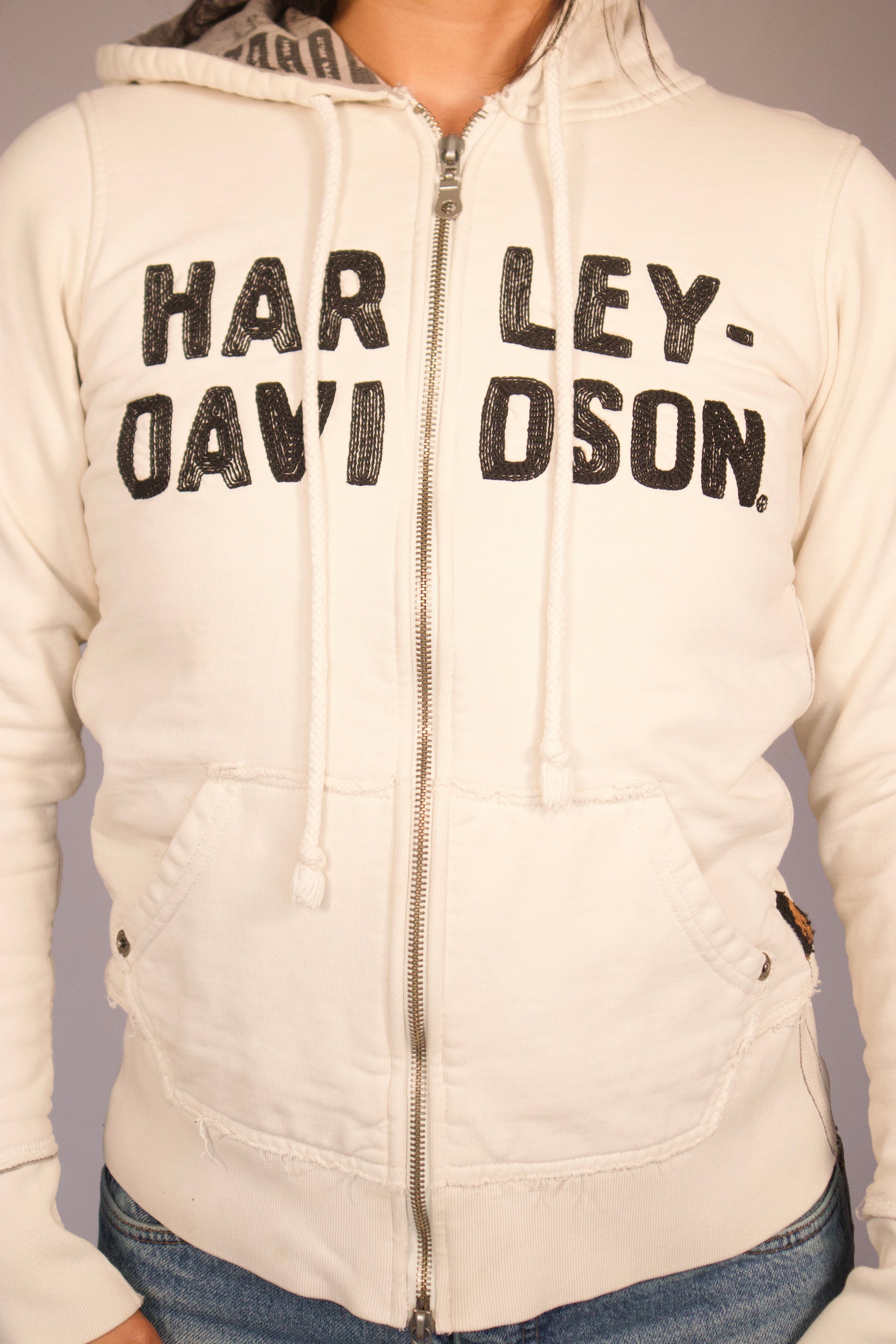 détail logo Harley Davidson hoodie crème