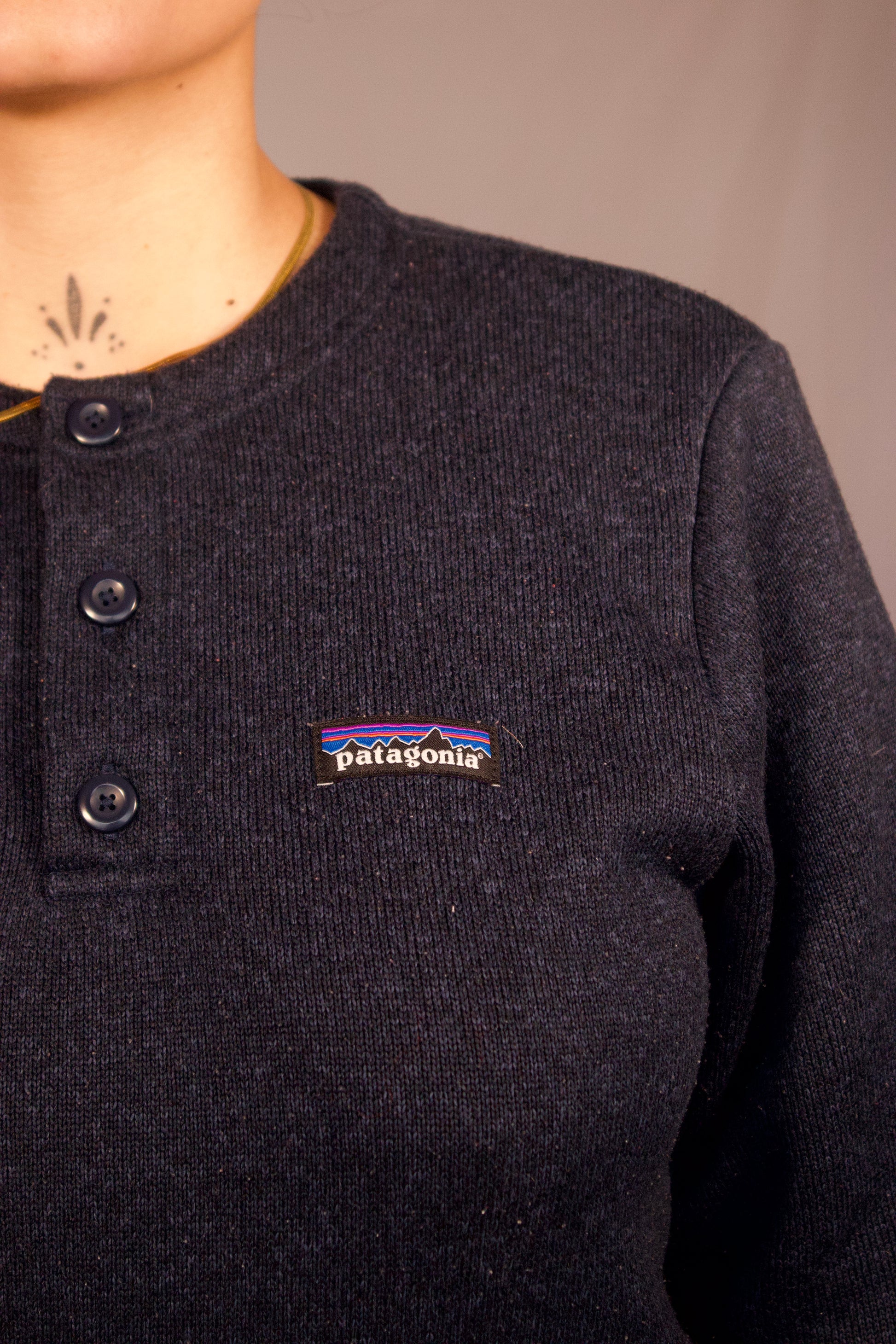 détail logo Patagonia chandail bleu