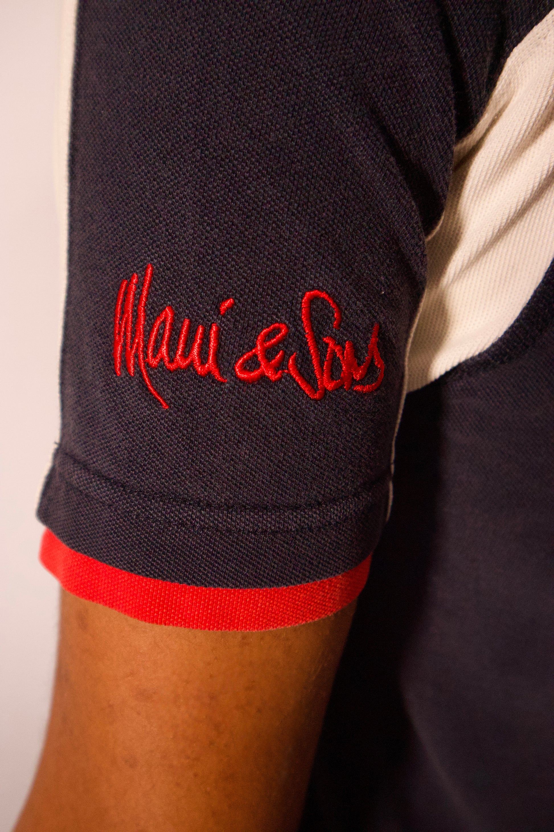 détail manche polo rouge