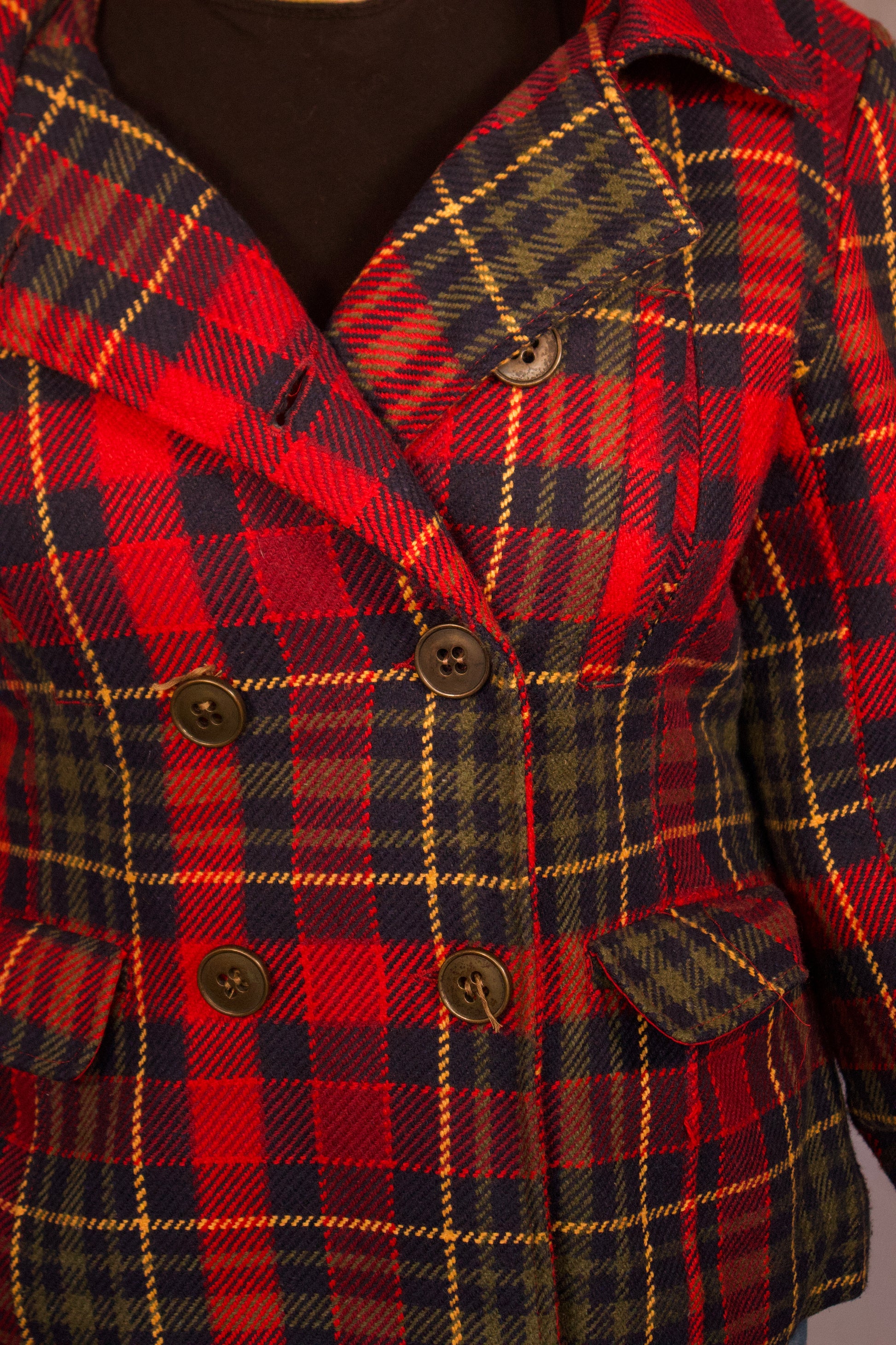 détail manteau carreaux rouge vert vintage