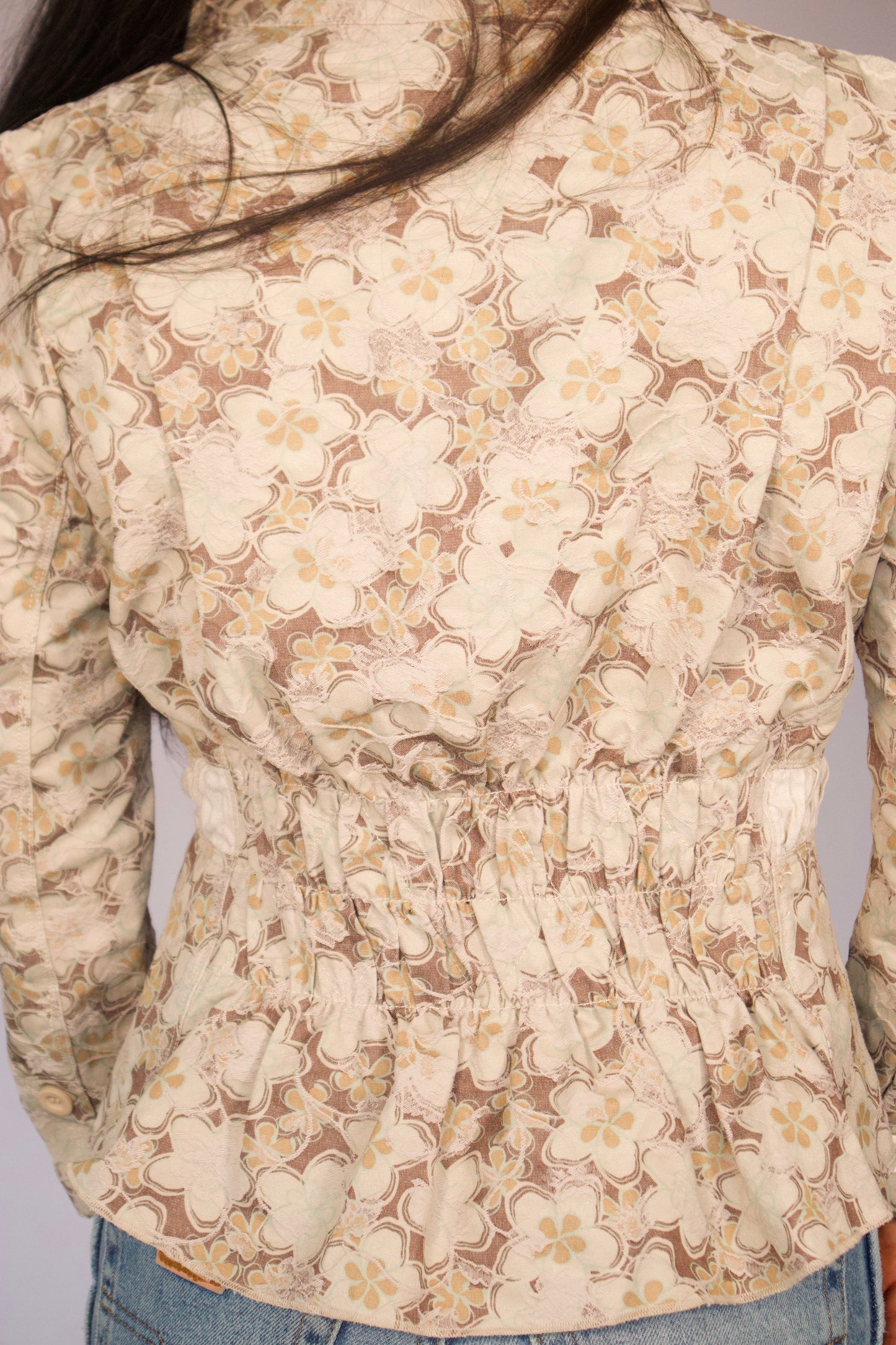 détail motif floral veste beige