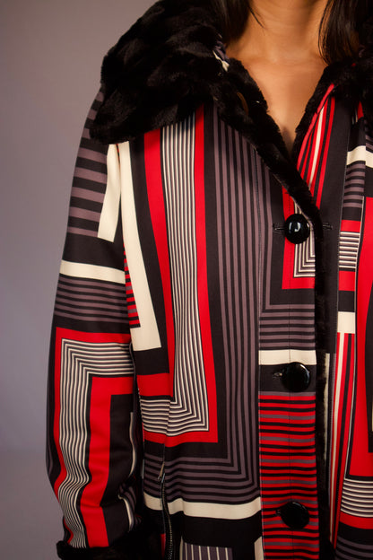 détail motifs graphiques manteau