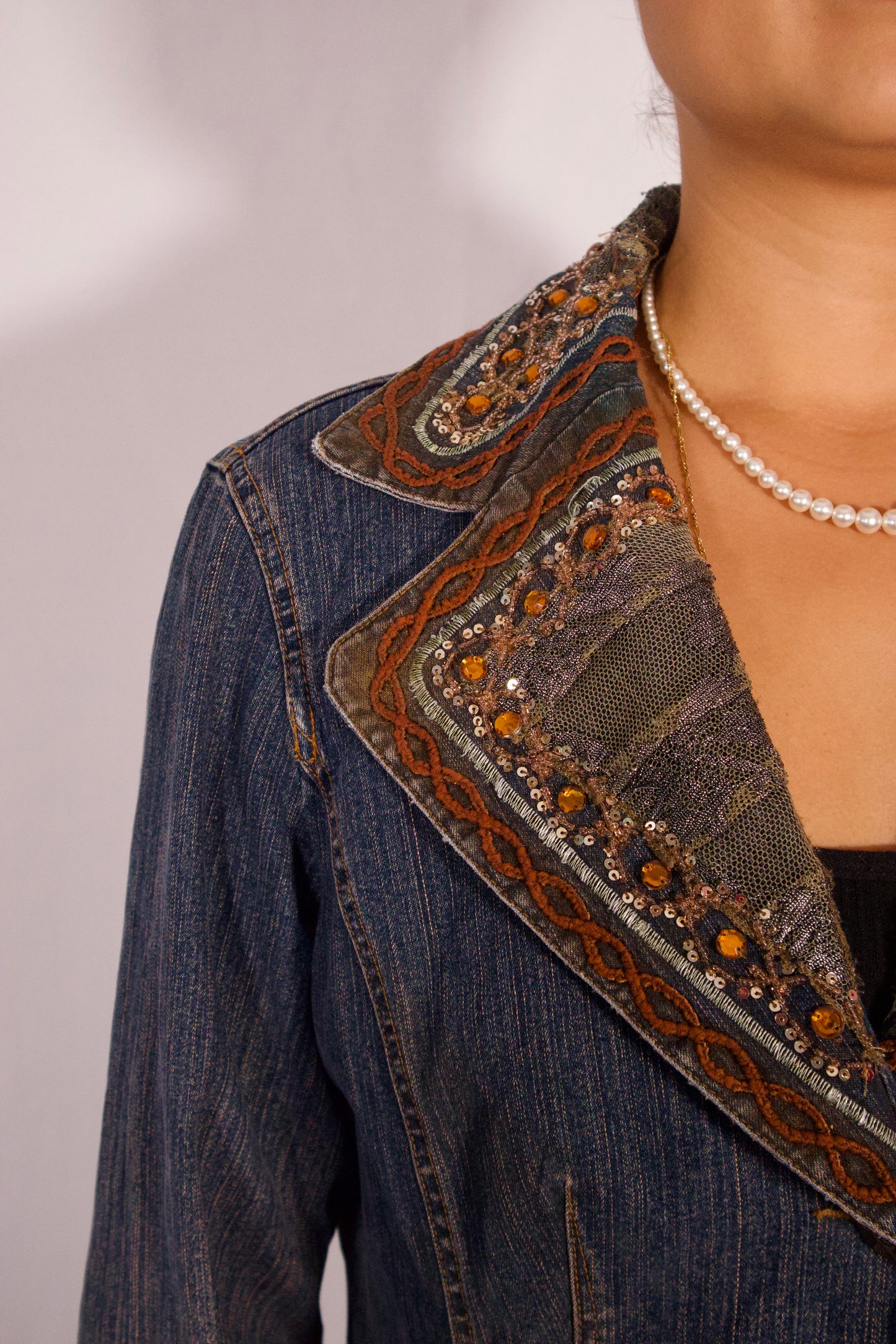 détail paillettes et broderies veste denim
