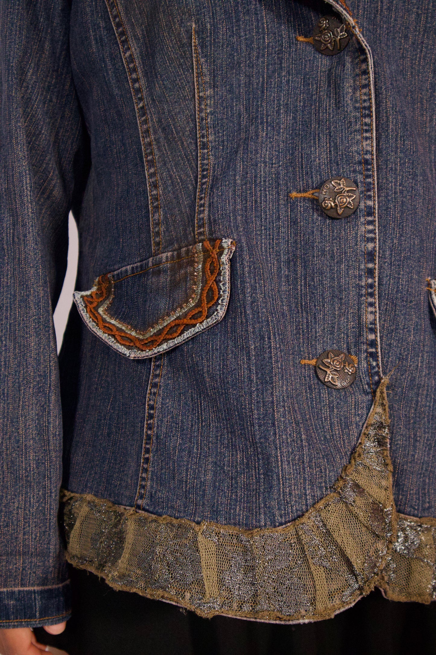 détail paillettes sur col veste jeans