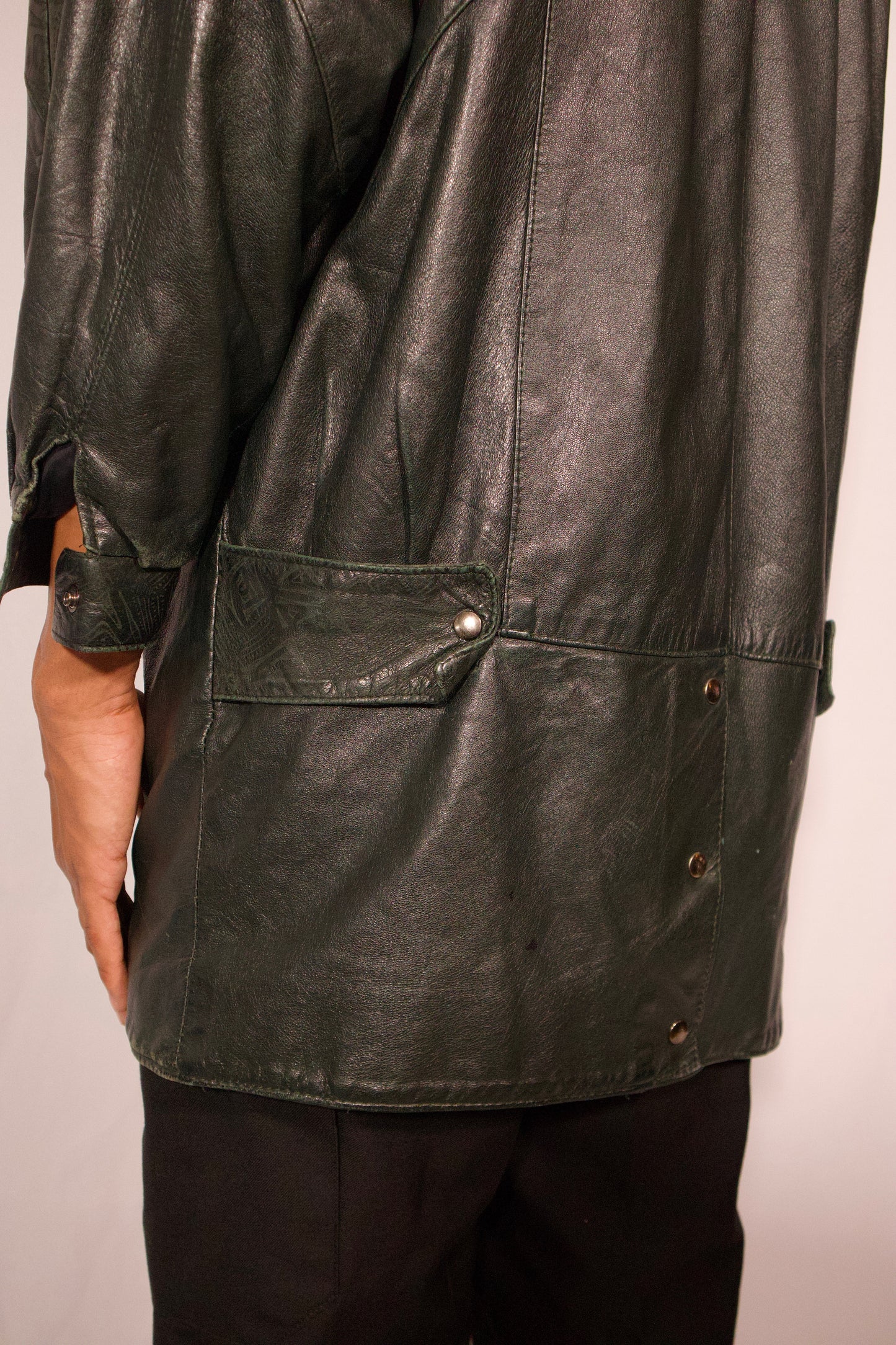 détail poche manteau cuir vert