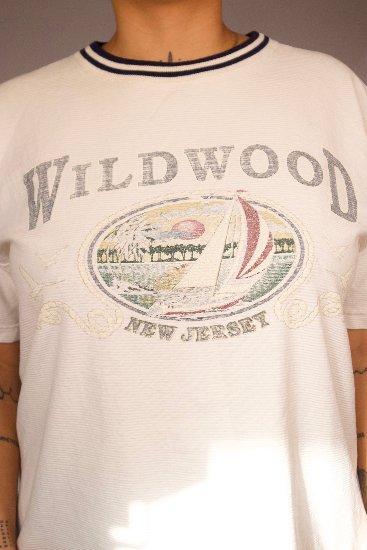 détail t-shirt vintage imprimé graphique bord de mer