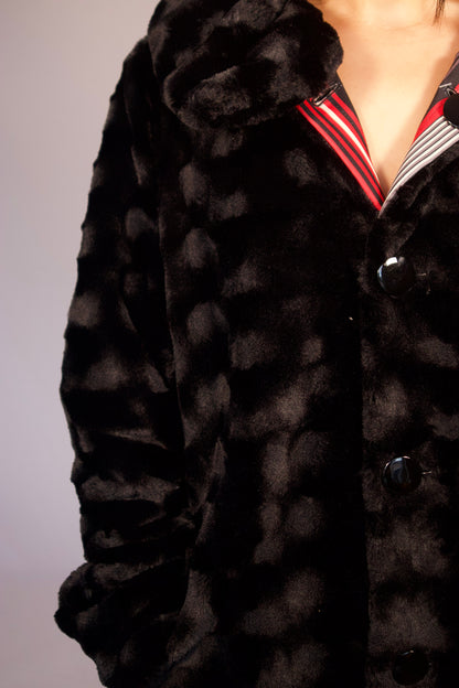détail texture fausse fourrure noire