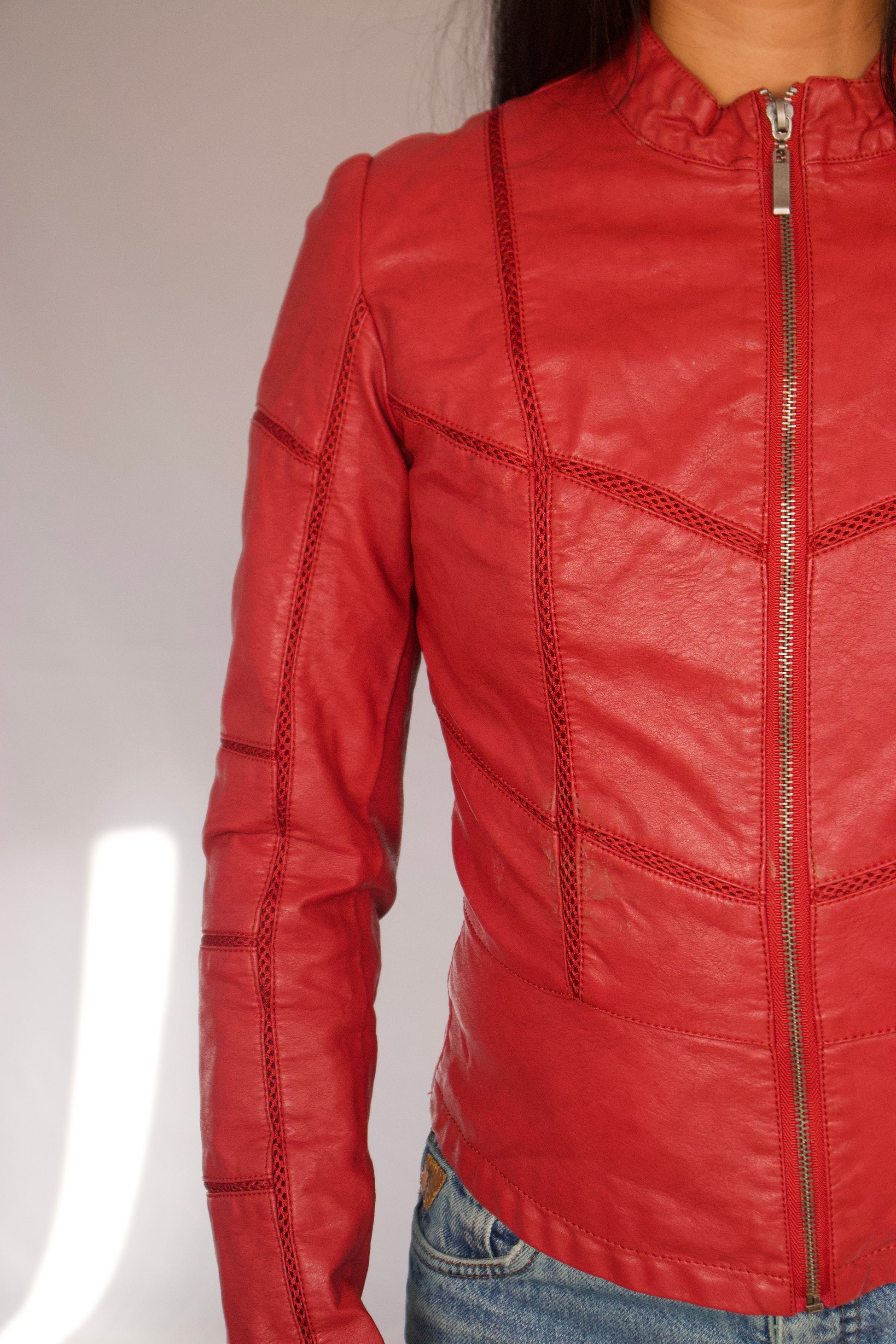 détail texture simili cuir rouge