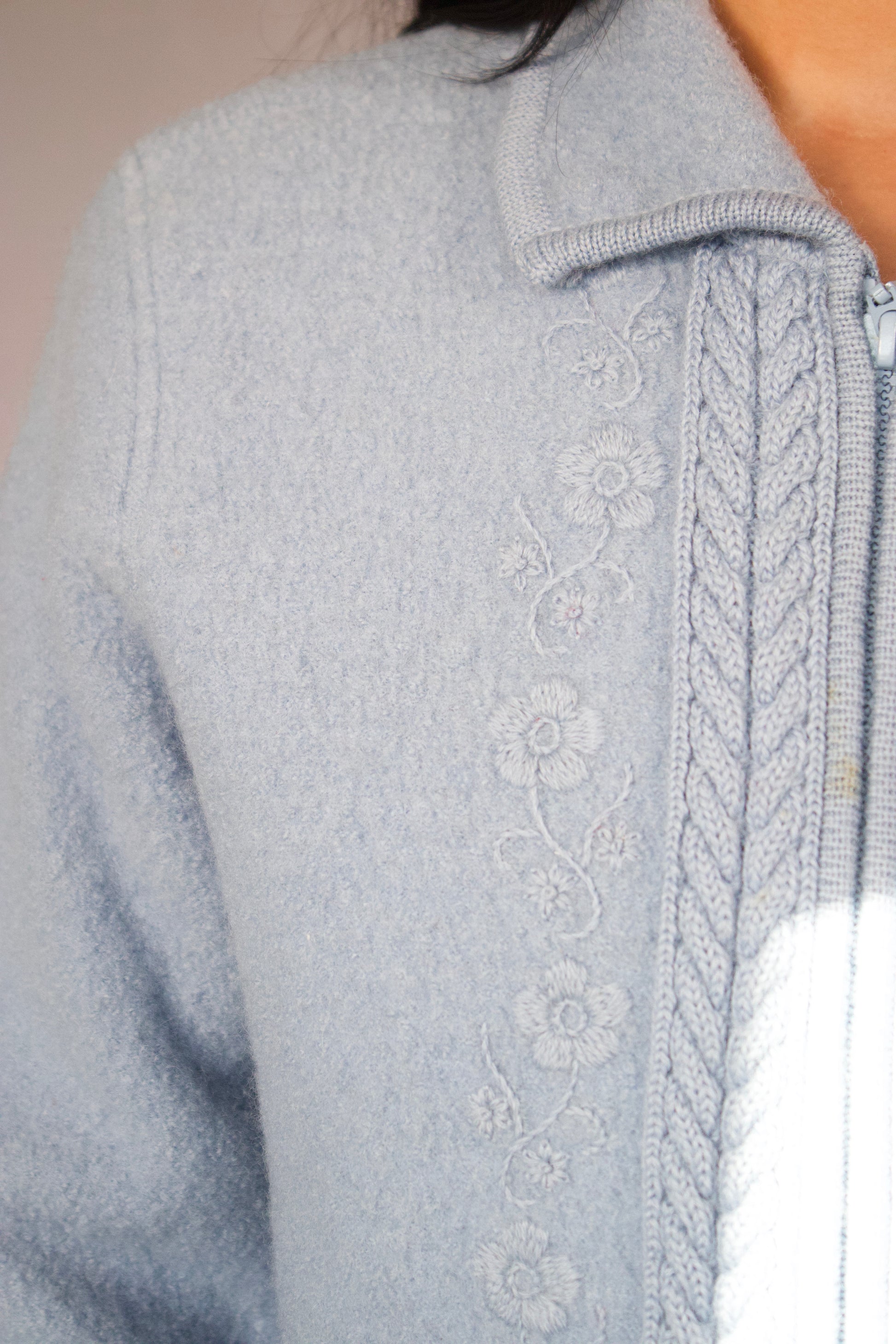 détail tricot texturé bleu pâle