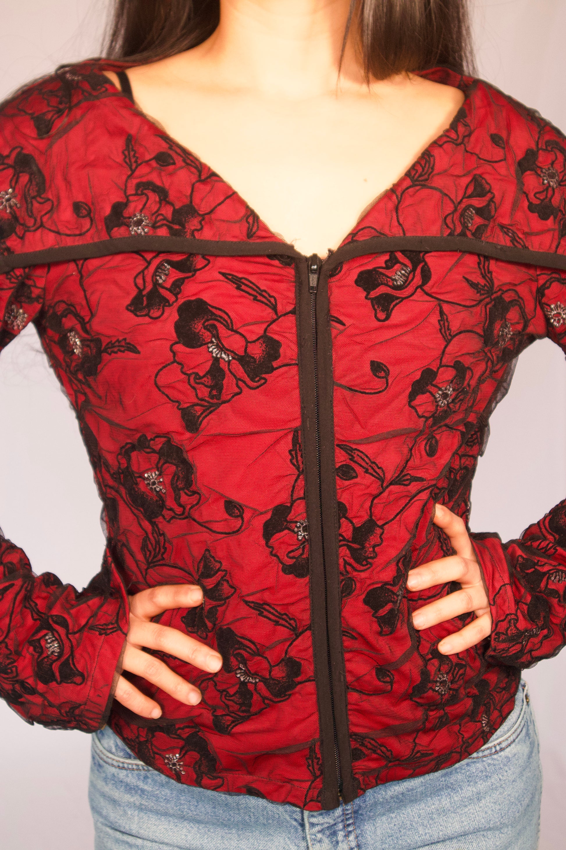 détail veste mesh rouge motifs floraux noir