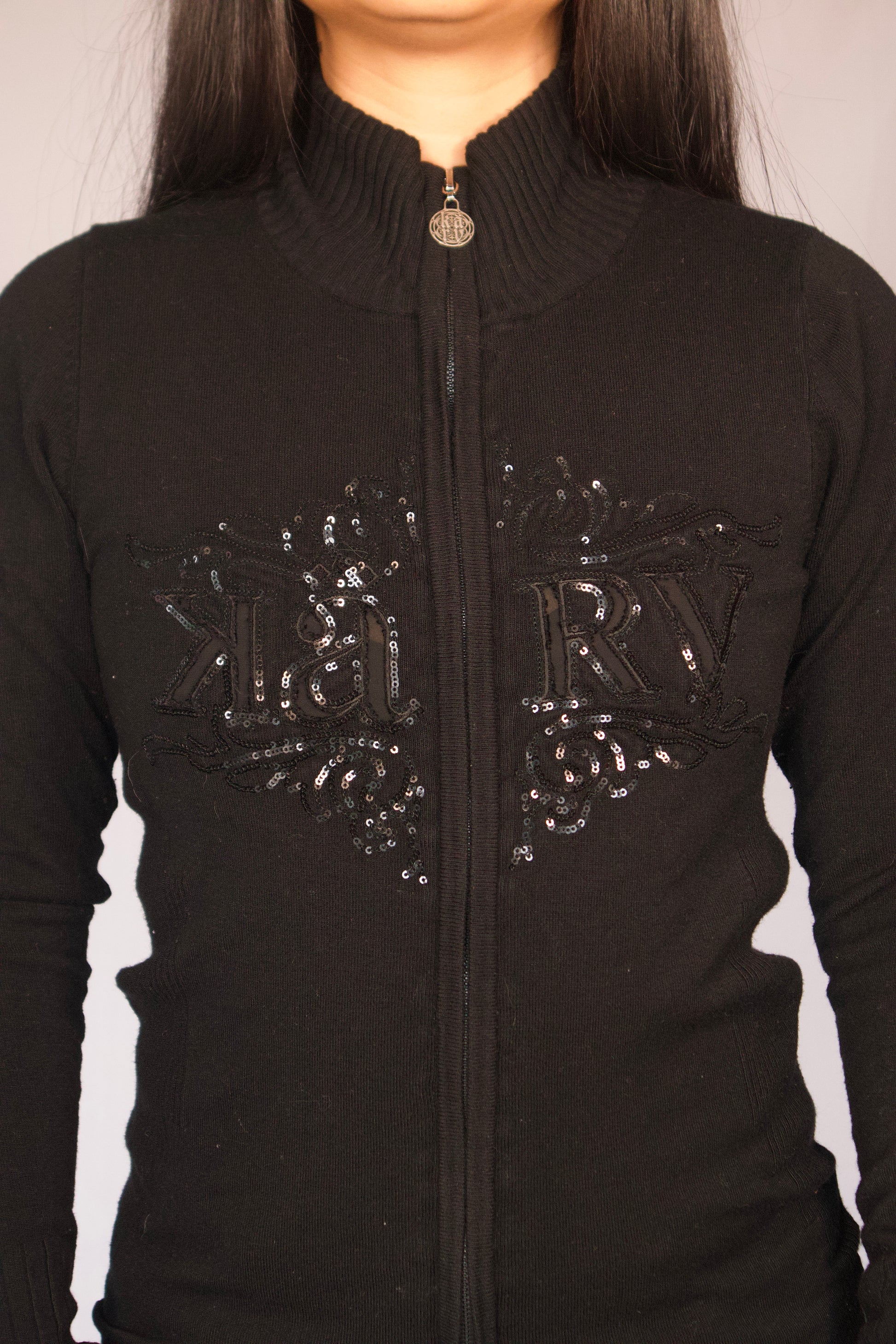 détail veste noire Karv motifs ton sur ton