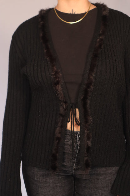 détail veste tricot noir avec faux fur