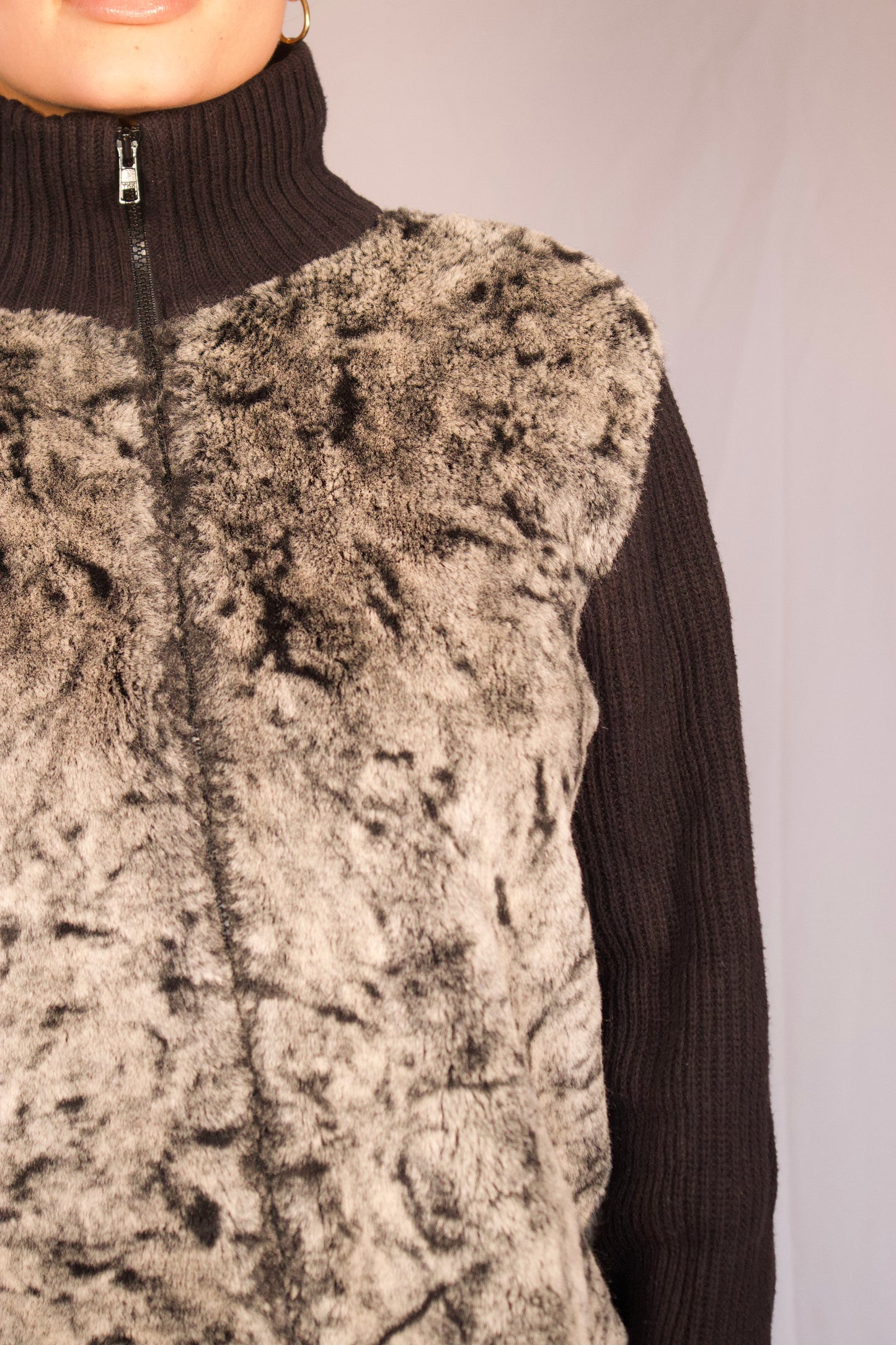 détail veste vintage fausse fourrure grise et noire texture