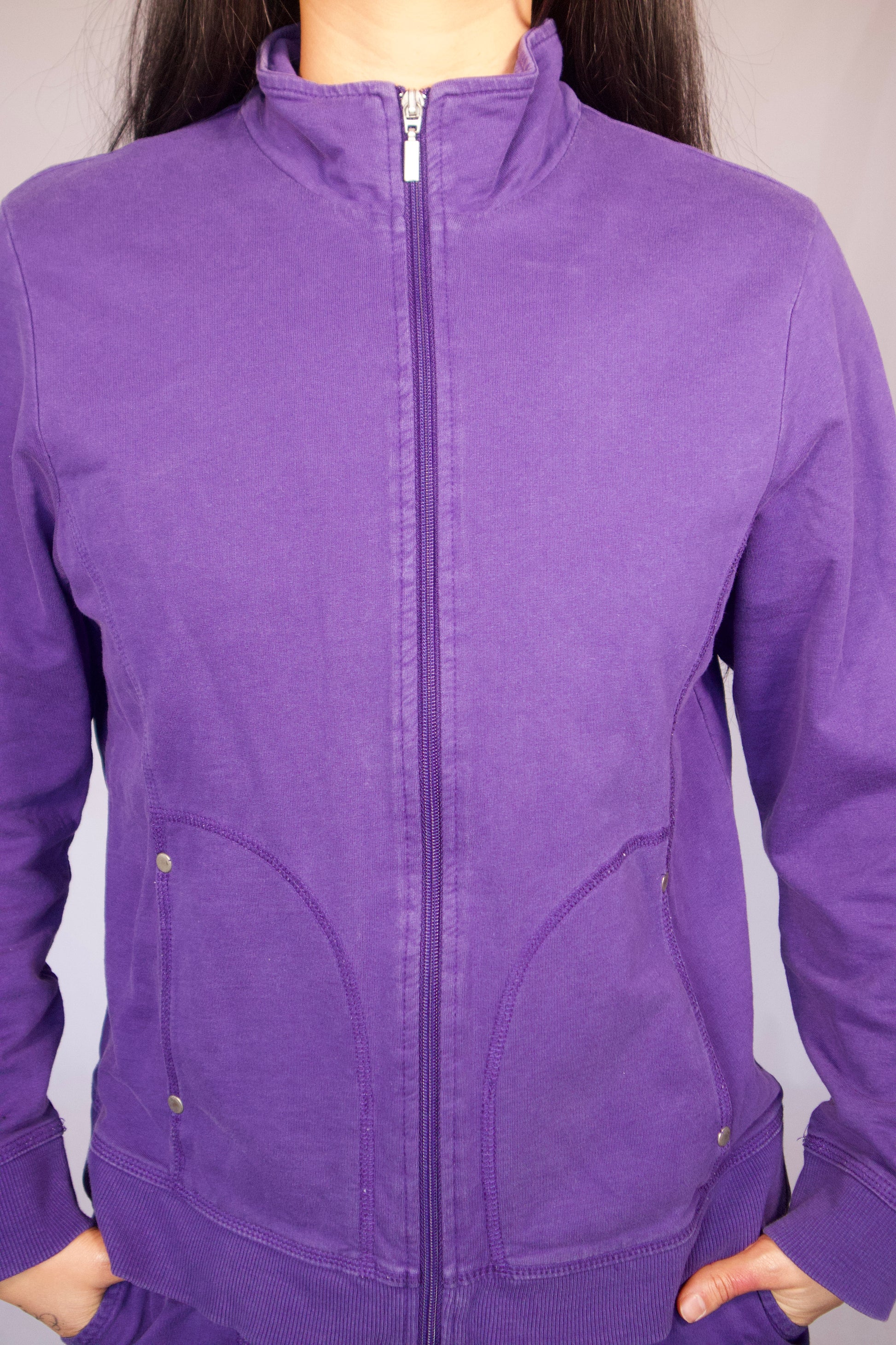 détail veste violet fermeture zip