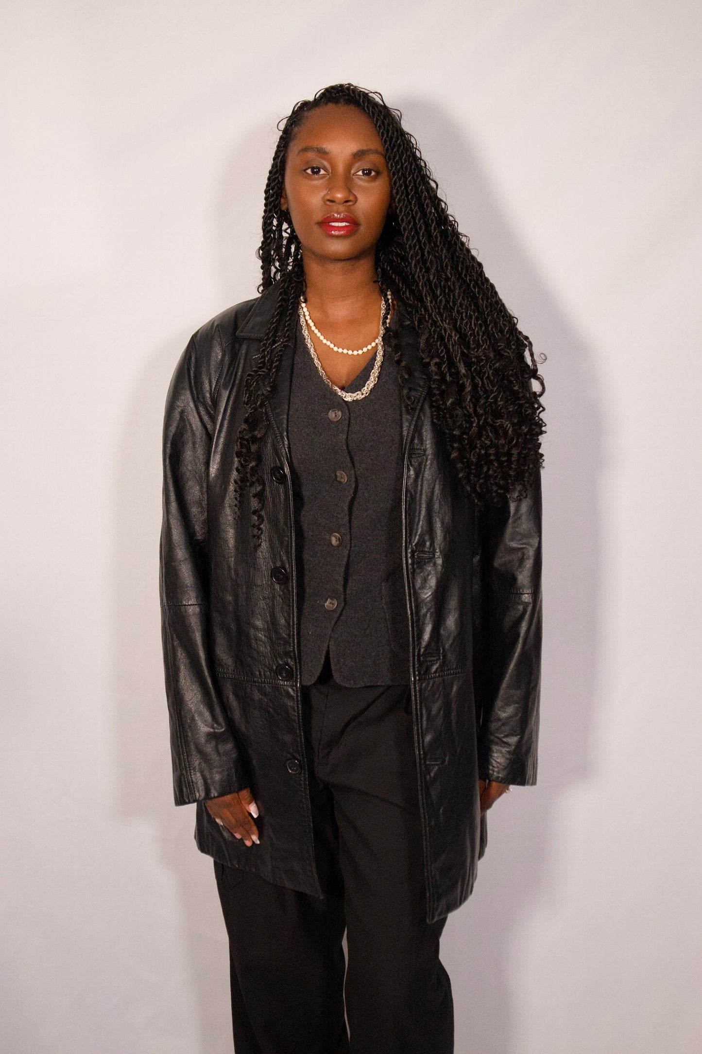 manteau cuir noir coupe droite porté