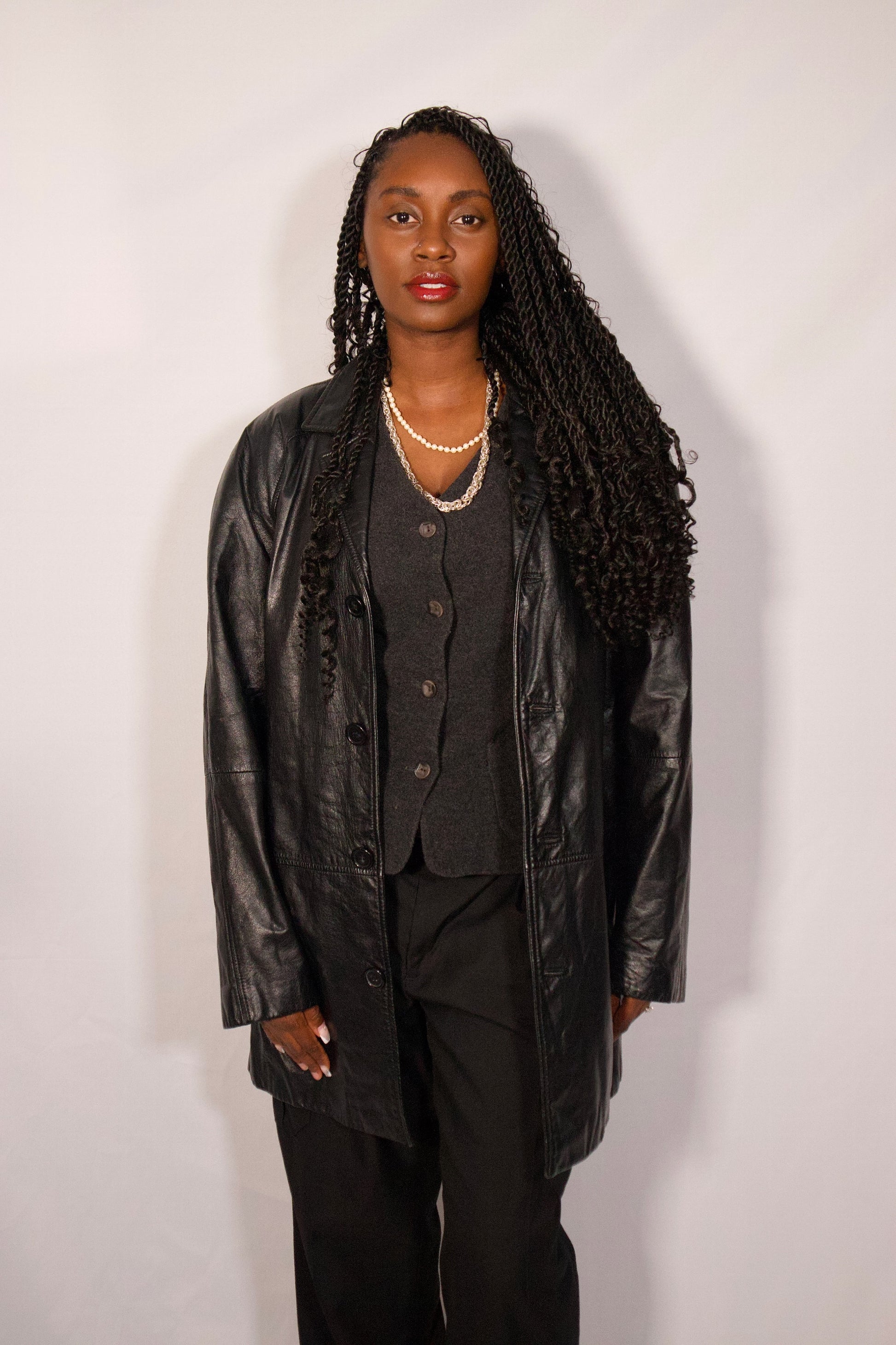 manteau cuir noir coupe droite porté