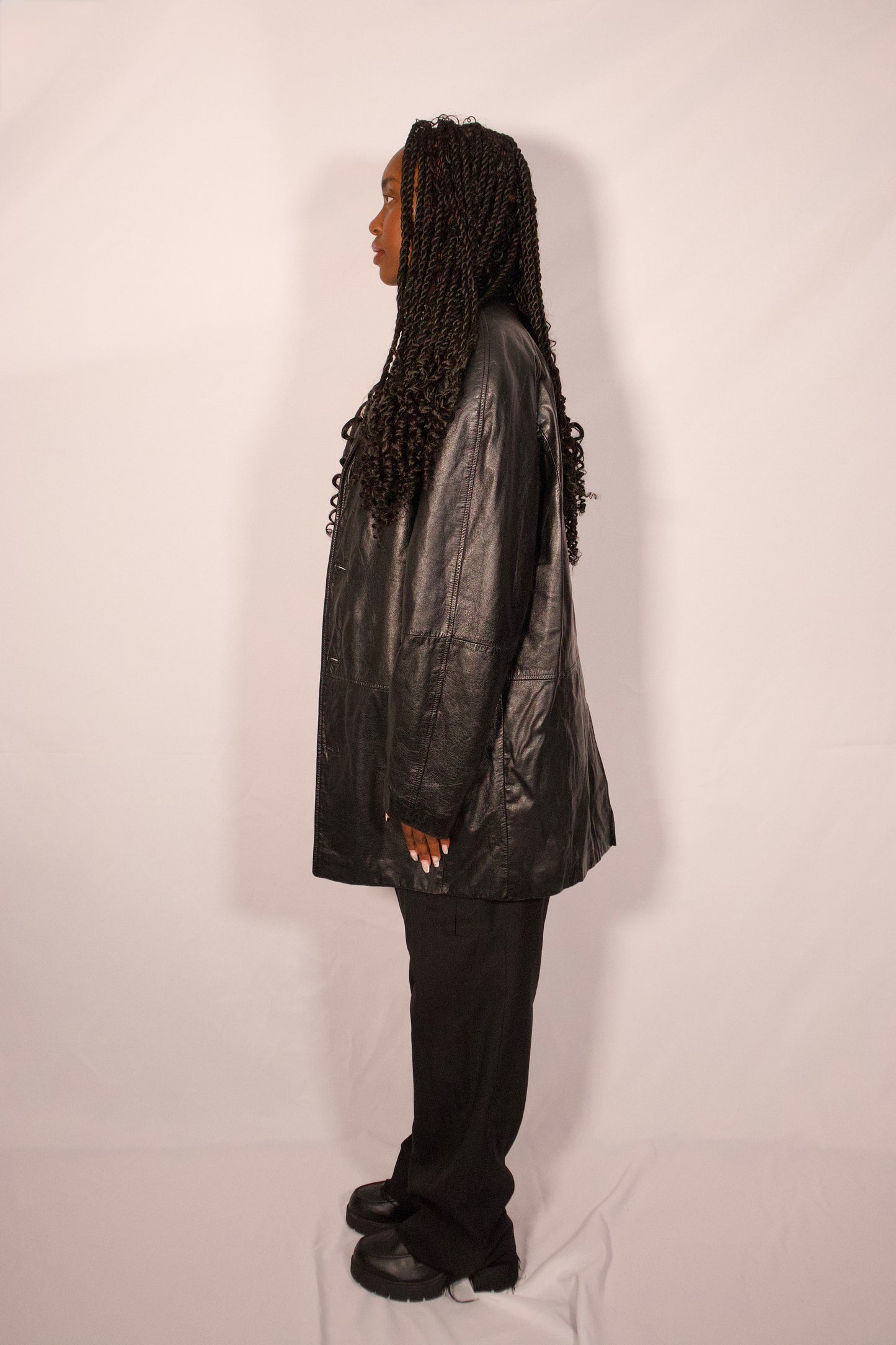 manteau cuir noir vue de profil
