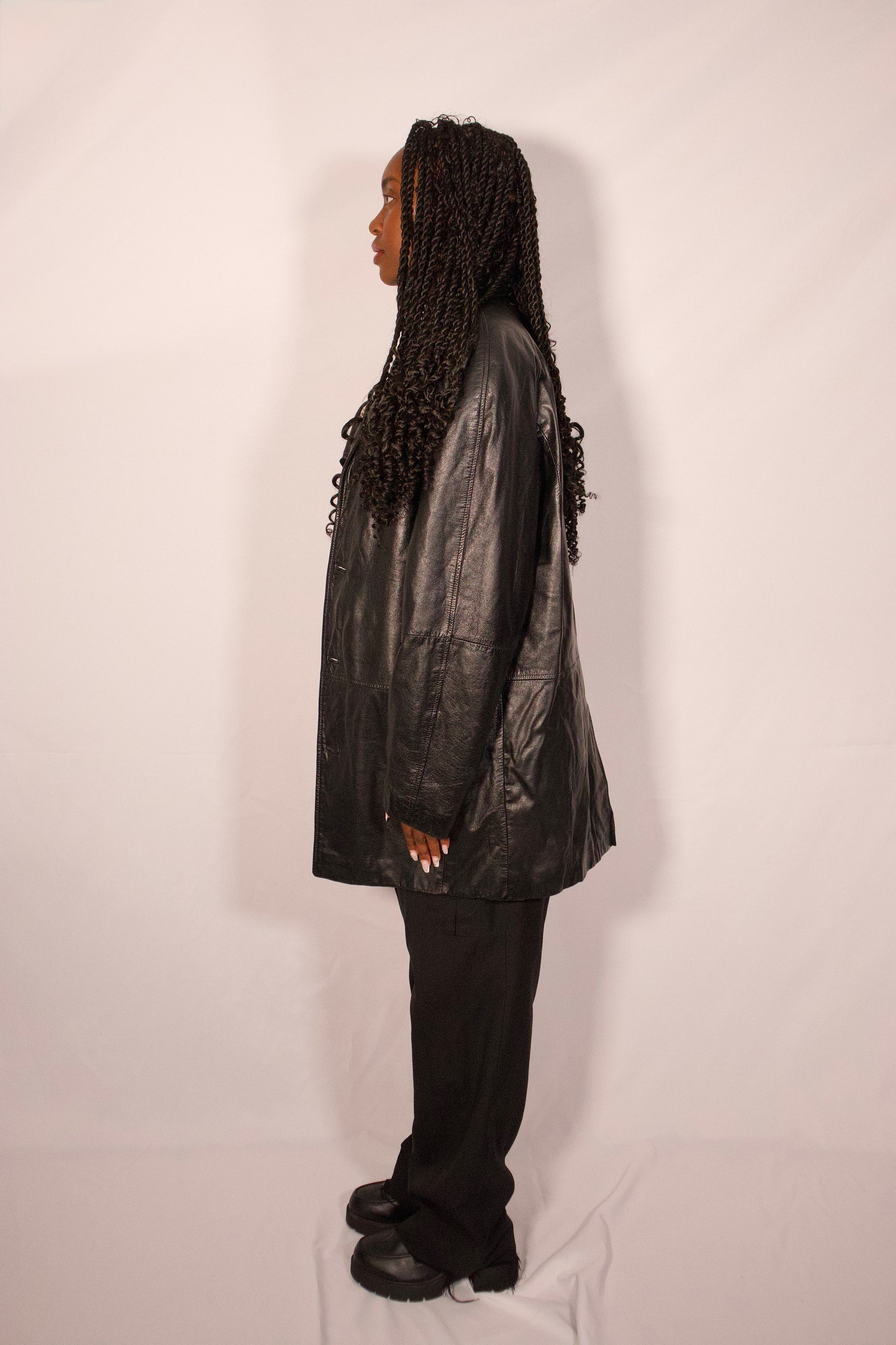 manteau cuir noir vue de profil
