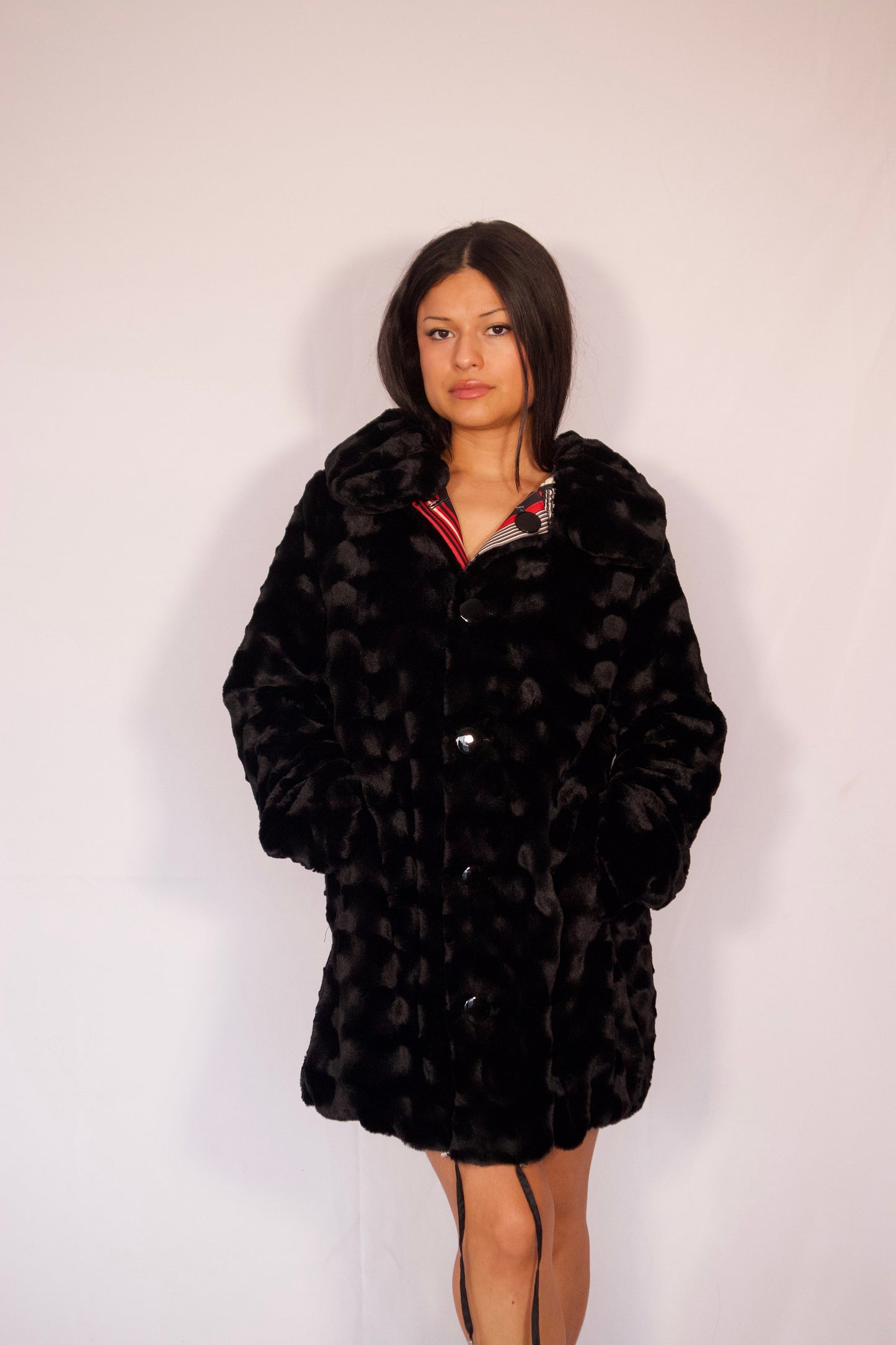 manteau fausse fourrure noire porté