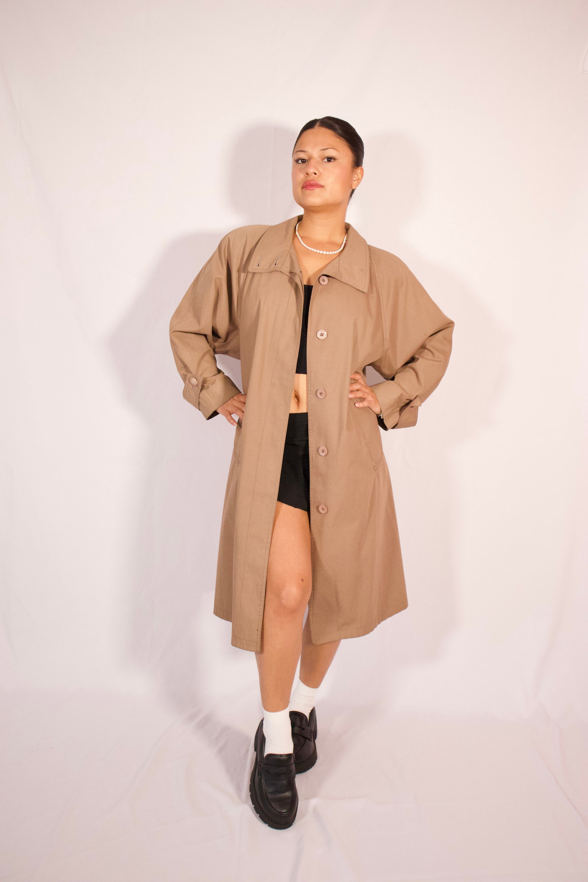 manteau long beige trench porté