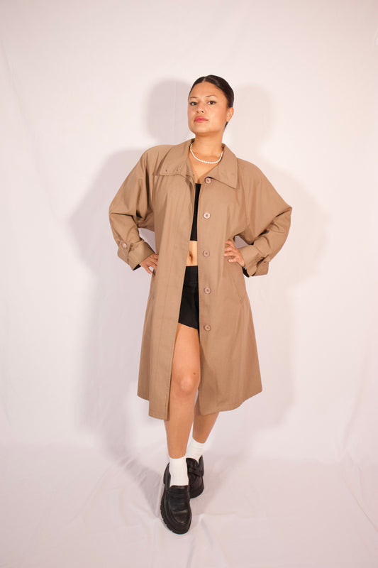 manteau long beige trench porté
