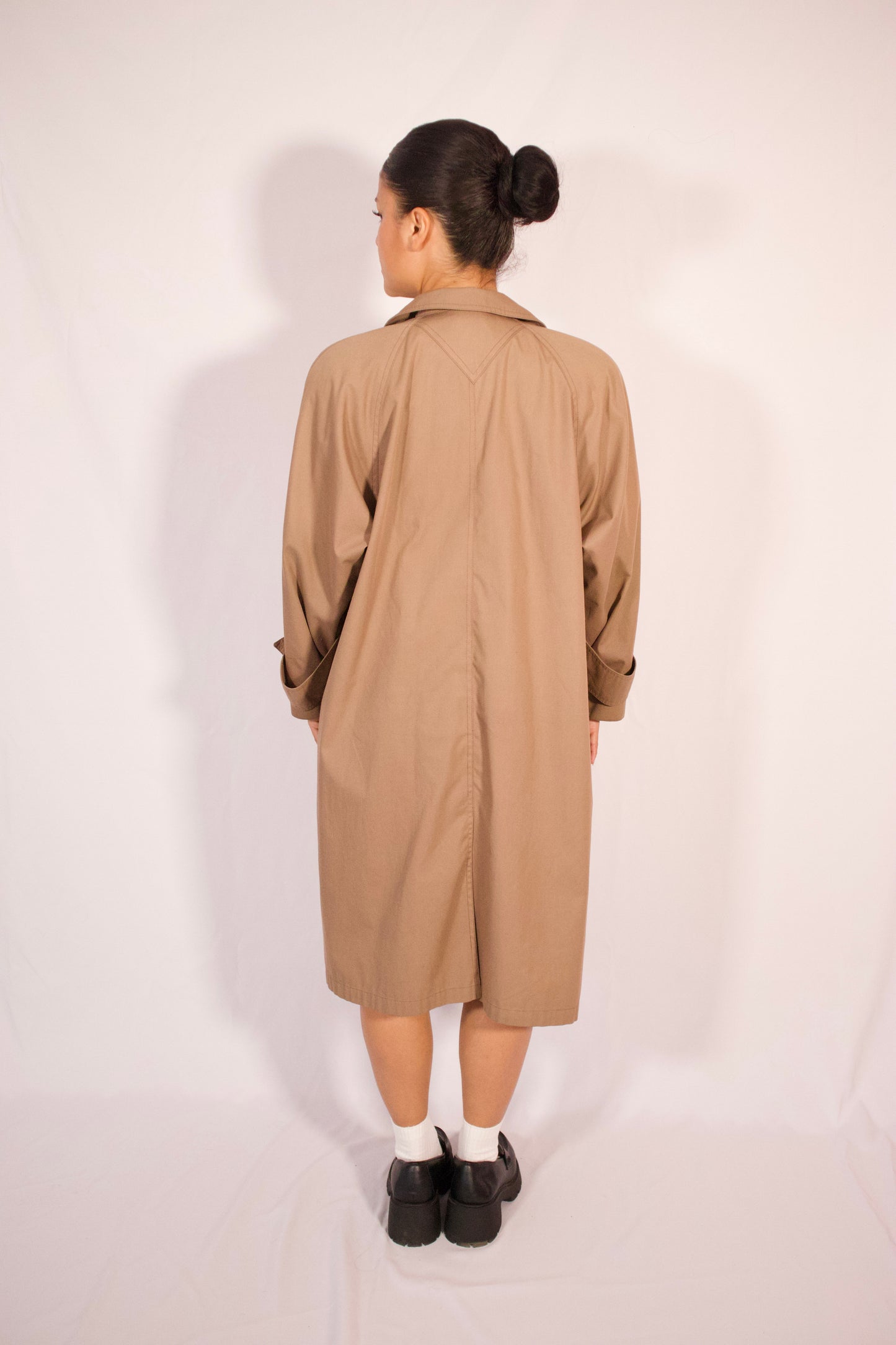 manteau long beige vue de dos