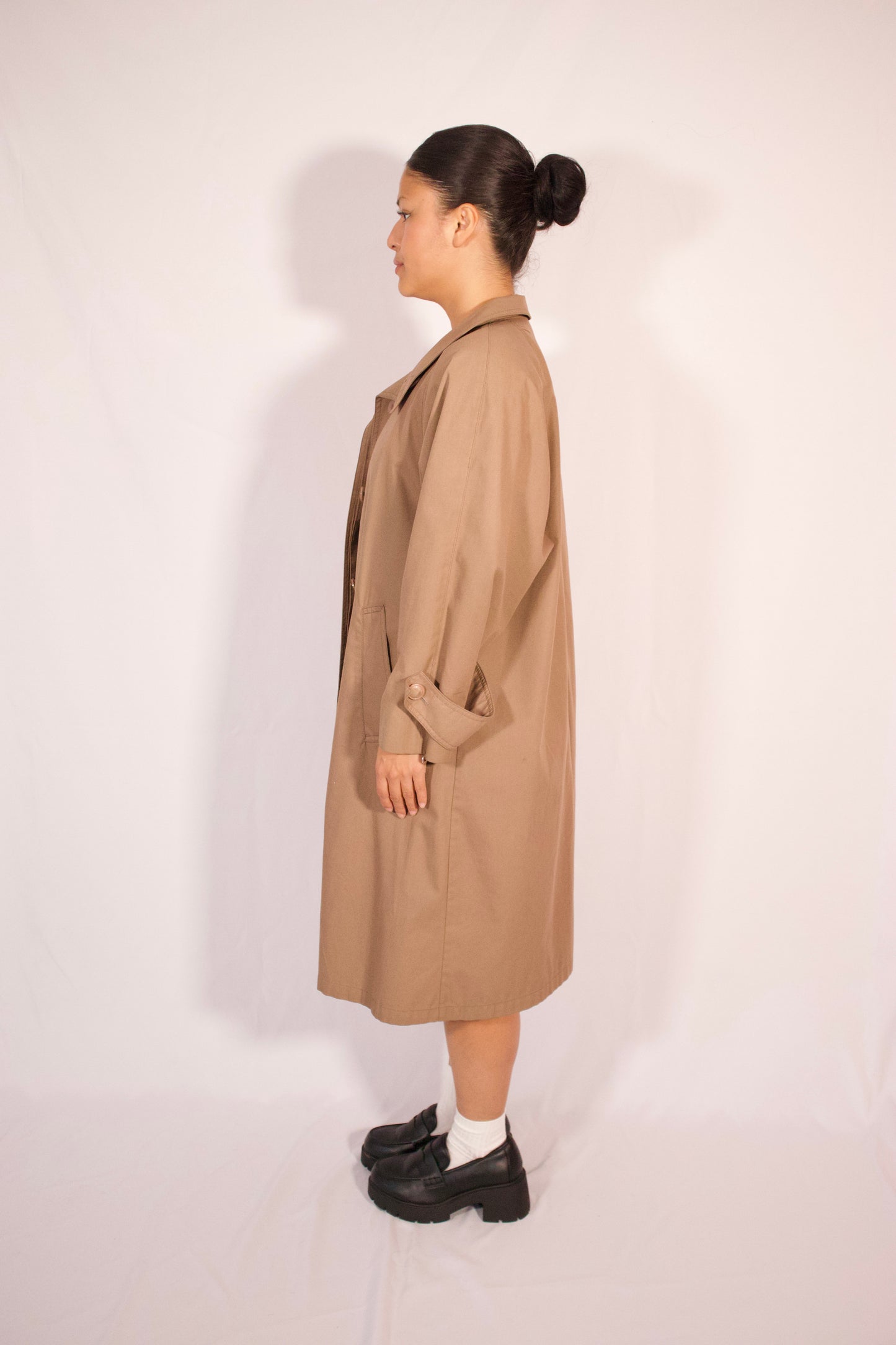 manteau long beige vue de profil