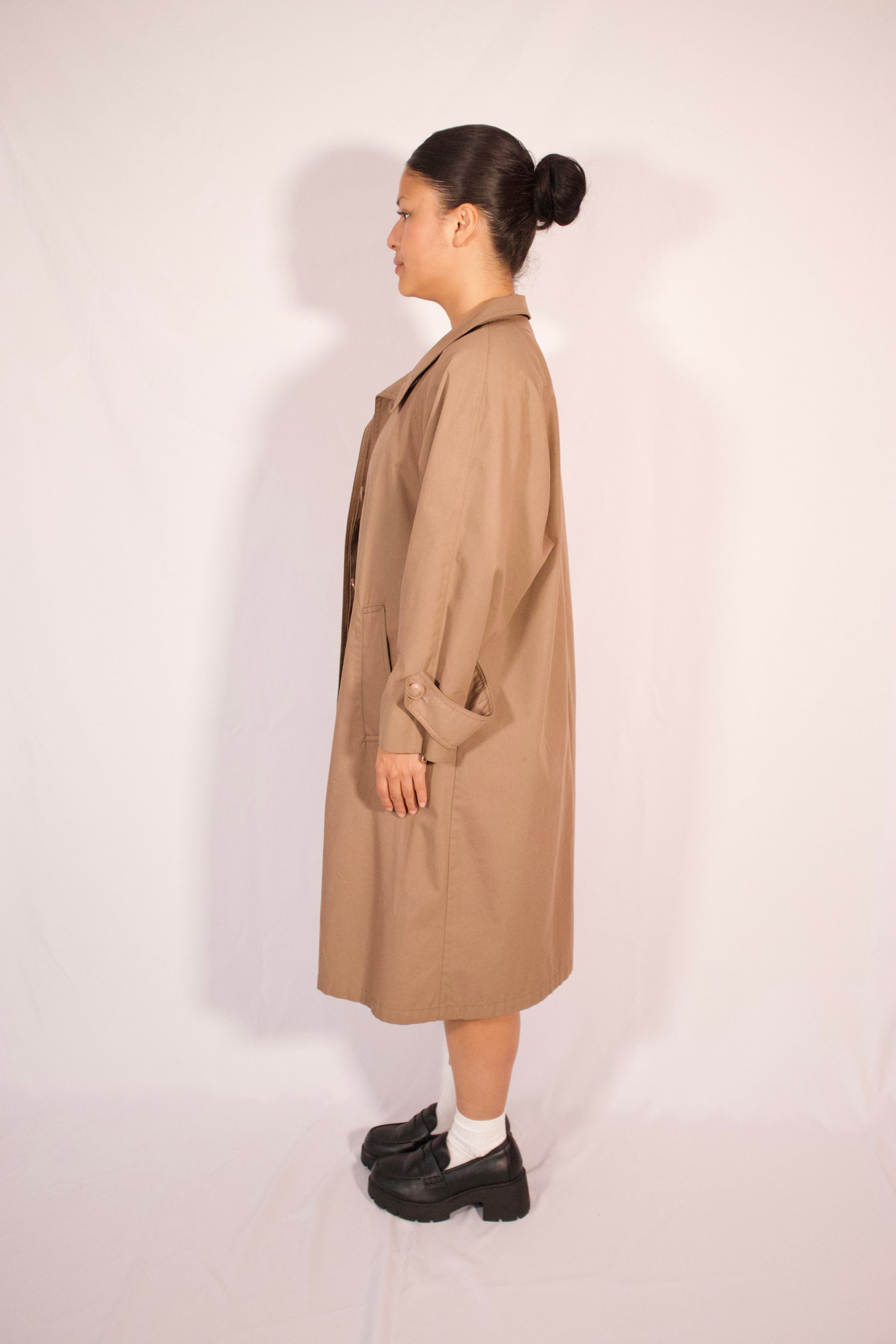 manteau long beige vue de profil