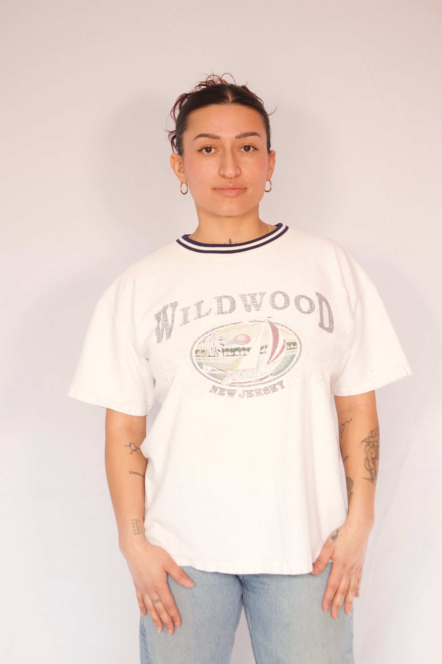 t-shirt blanc imprimé vintage vue de face porté