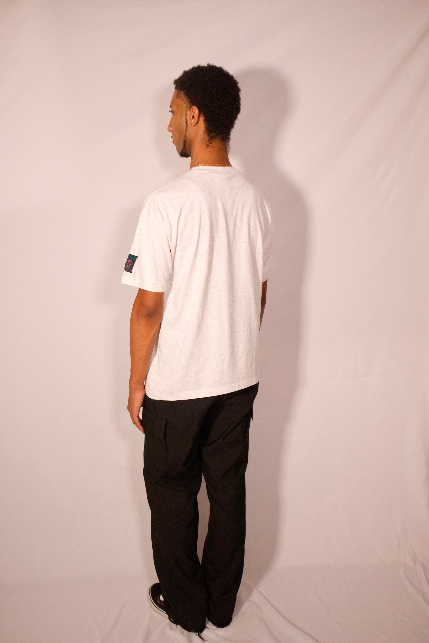 t-shirt gris vue de dos