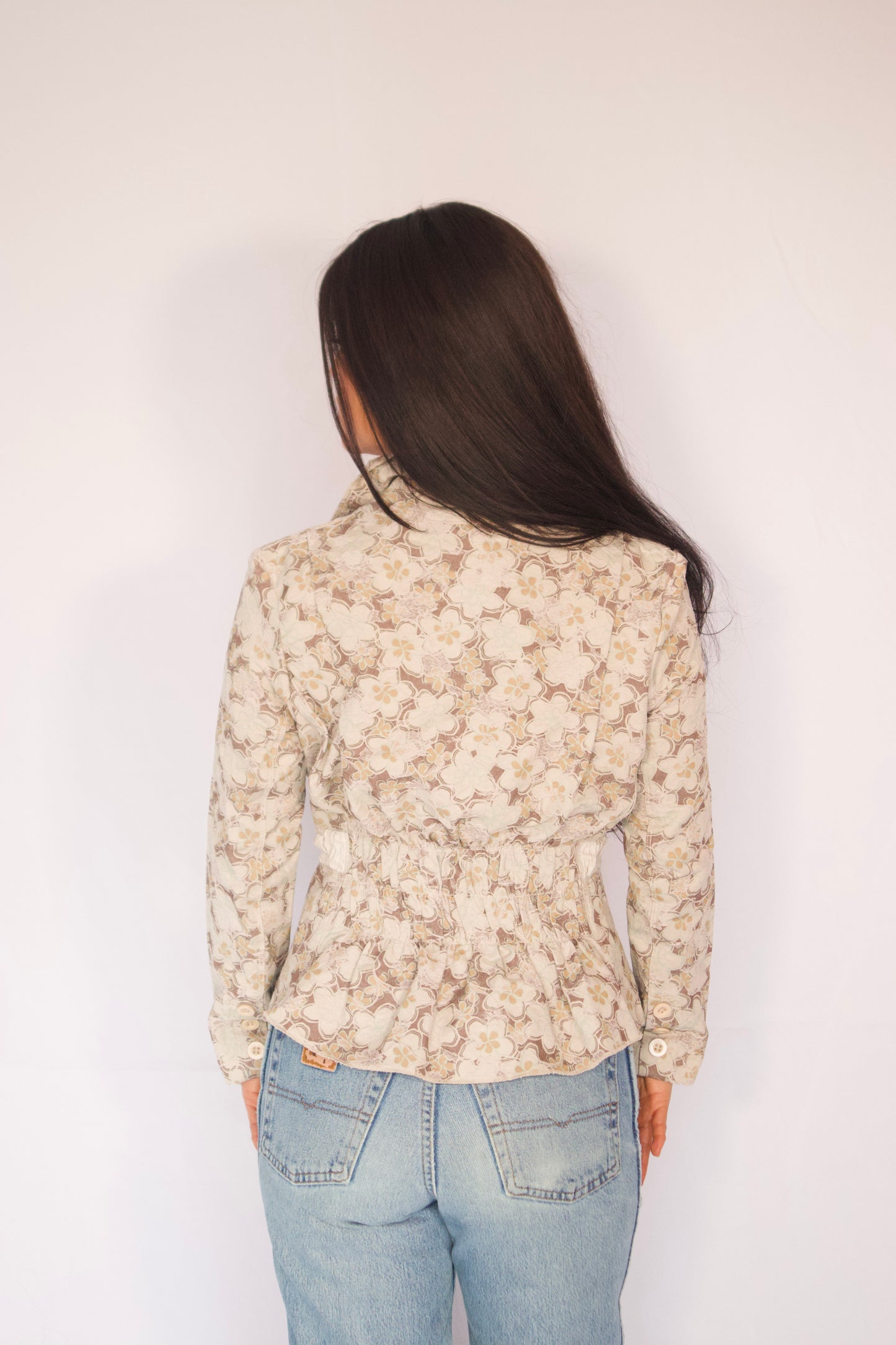 veste beige fleurie vue de dos