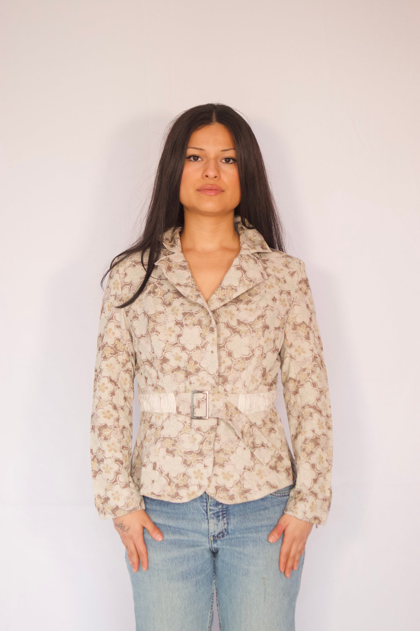 veste beige fleurie vue de face