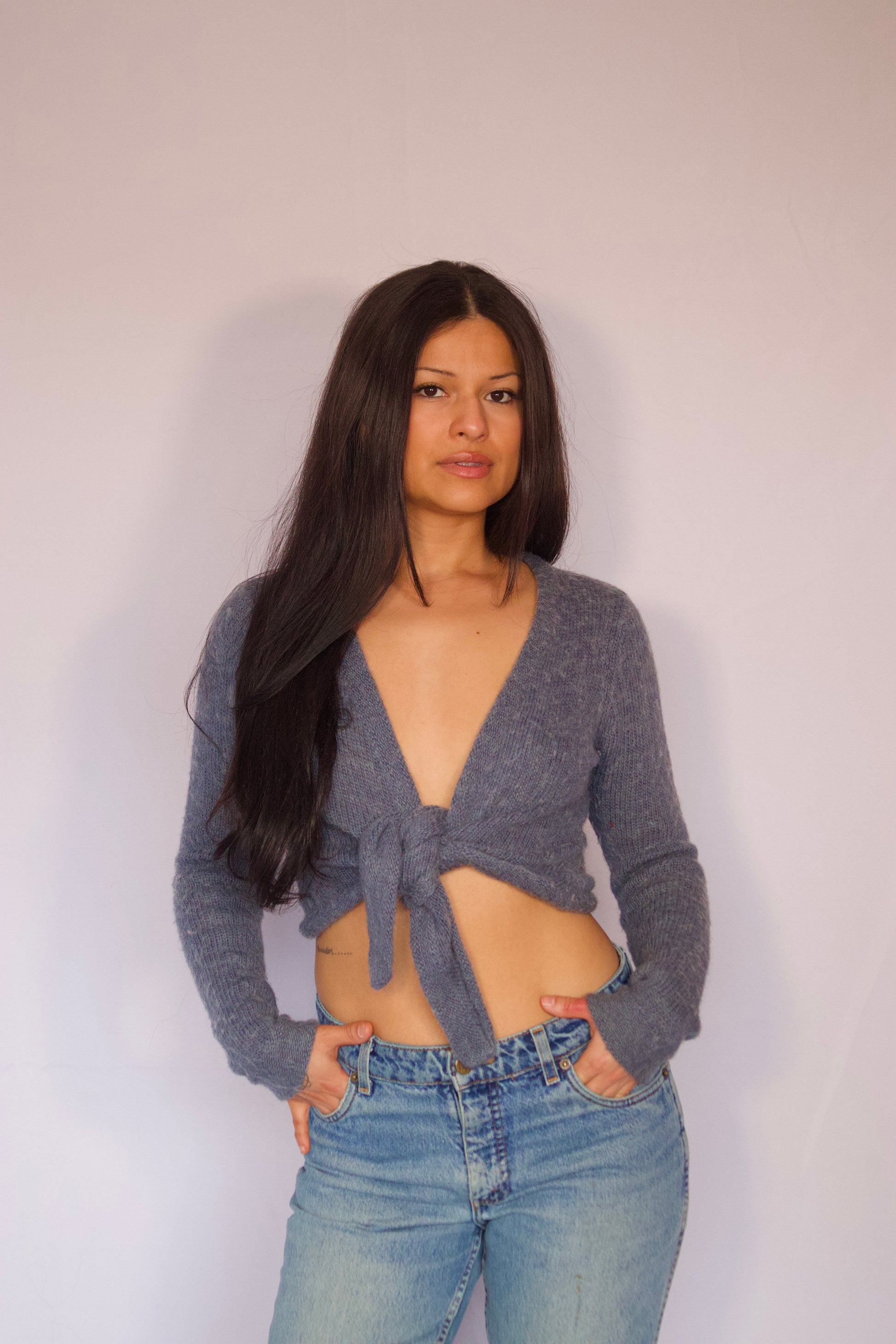 veste bleu style châle nouée à l’avant portée