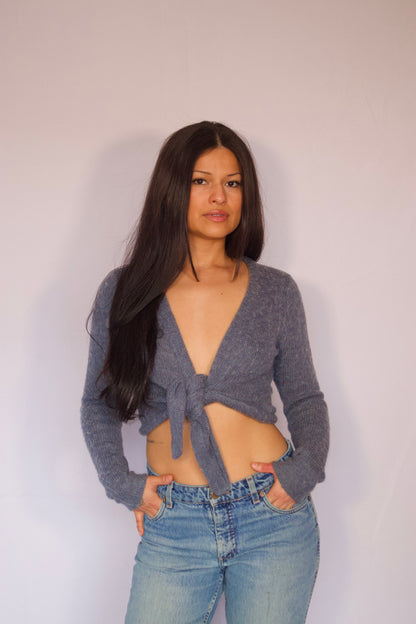 veste bleu style châle nouée à l’avant portée