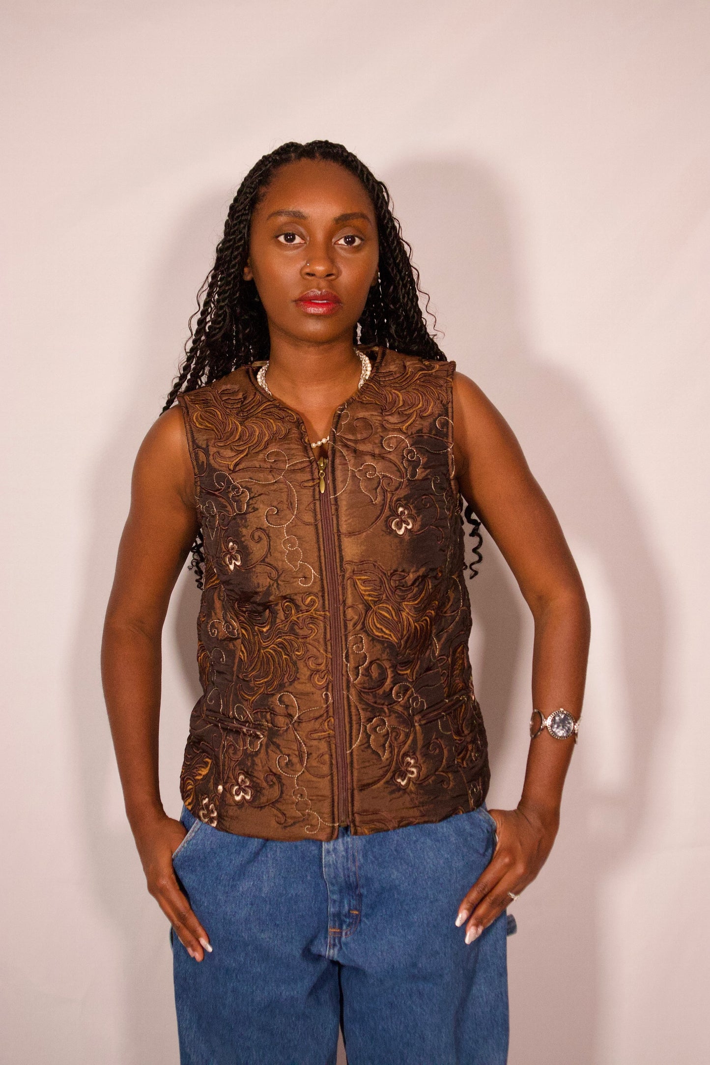 veste brune sans manches brodée femme
