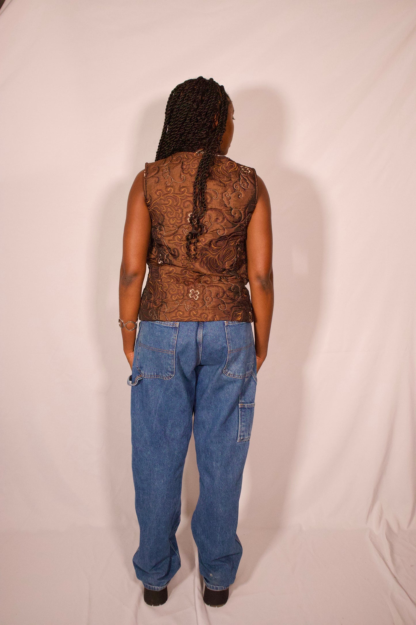 veste brune sans manches vue de dos