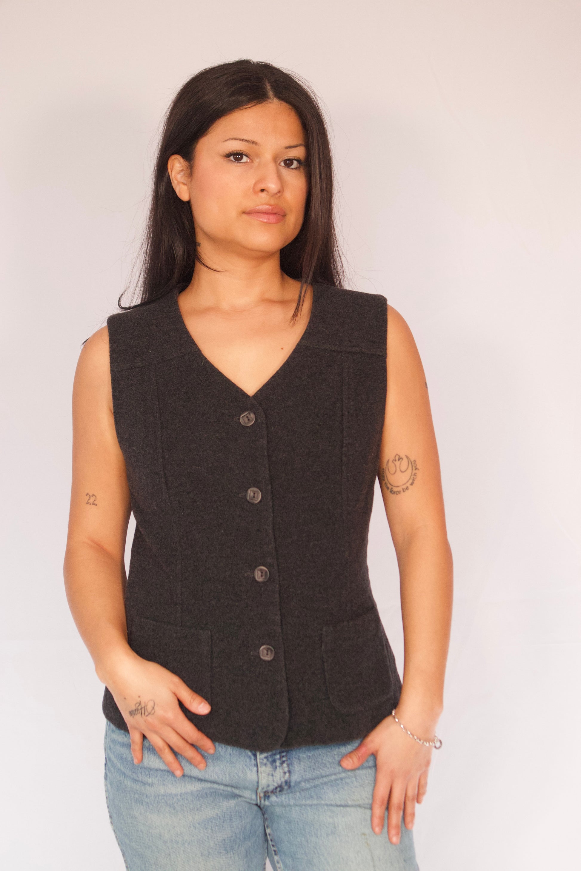 veste cachemire noire sans manches À LA UNE portée