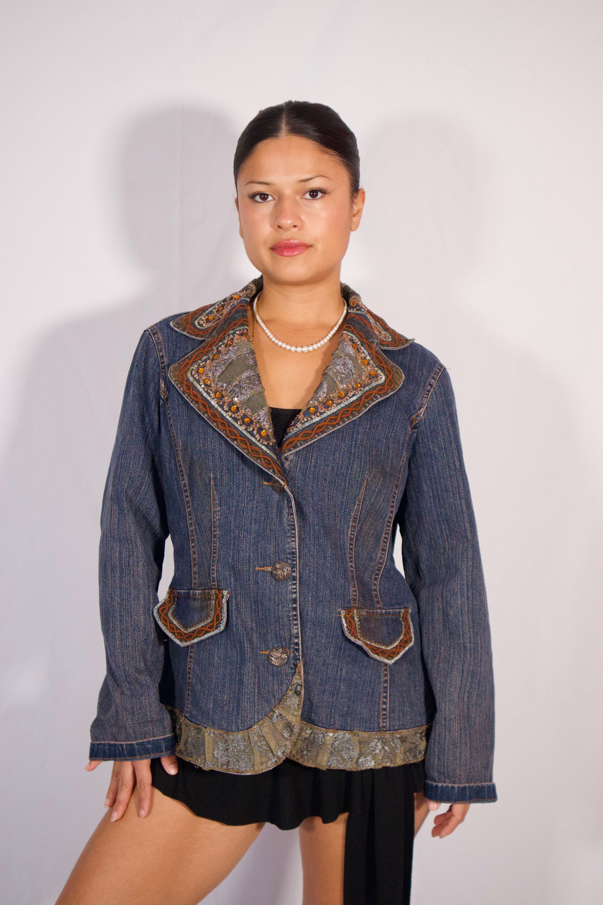 veste en jeans avec paillettes portée