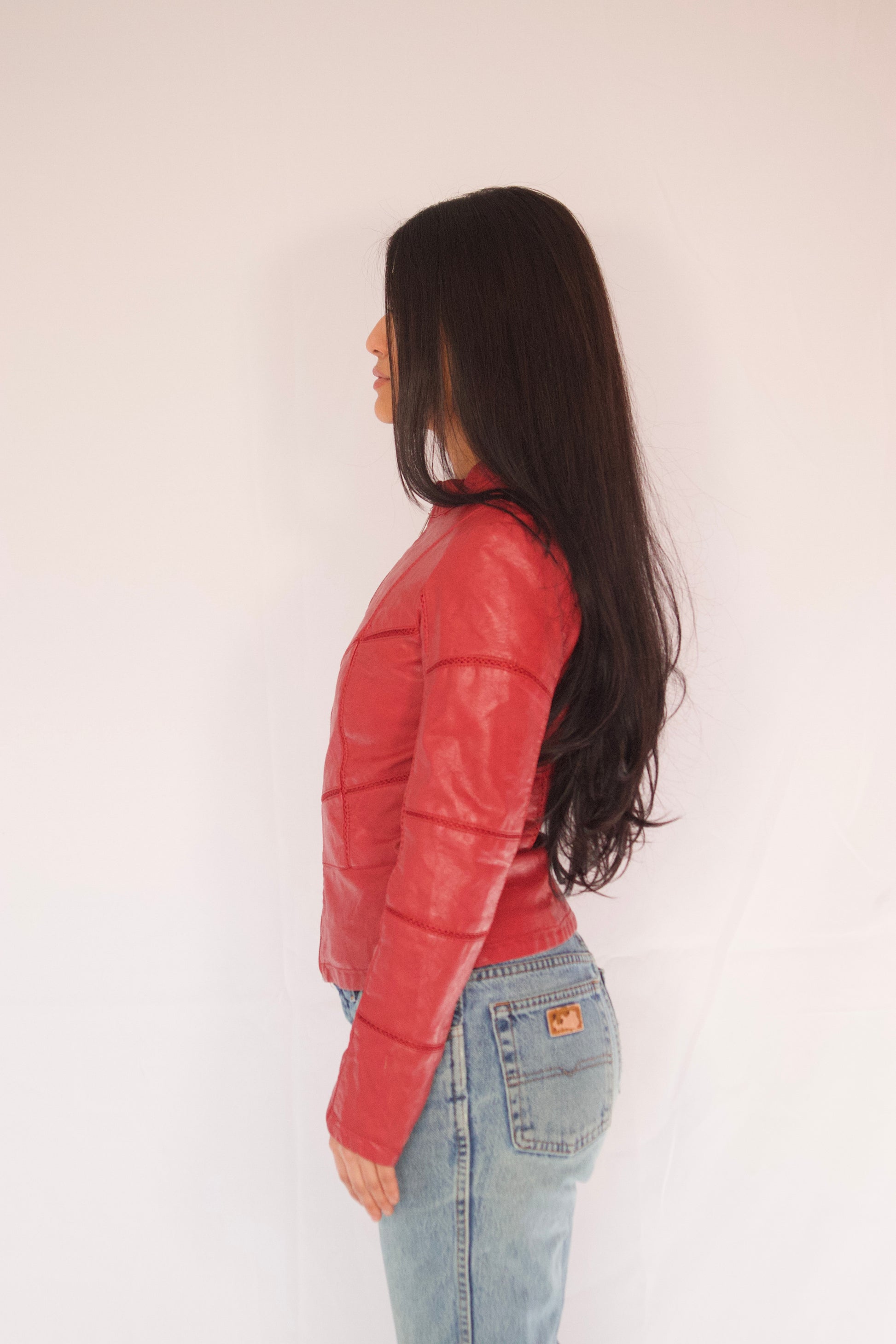 veste faux cuir rouge vue de profil