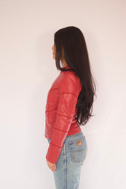 veste faux cuir rouge vue de profil