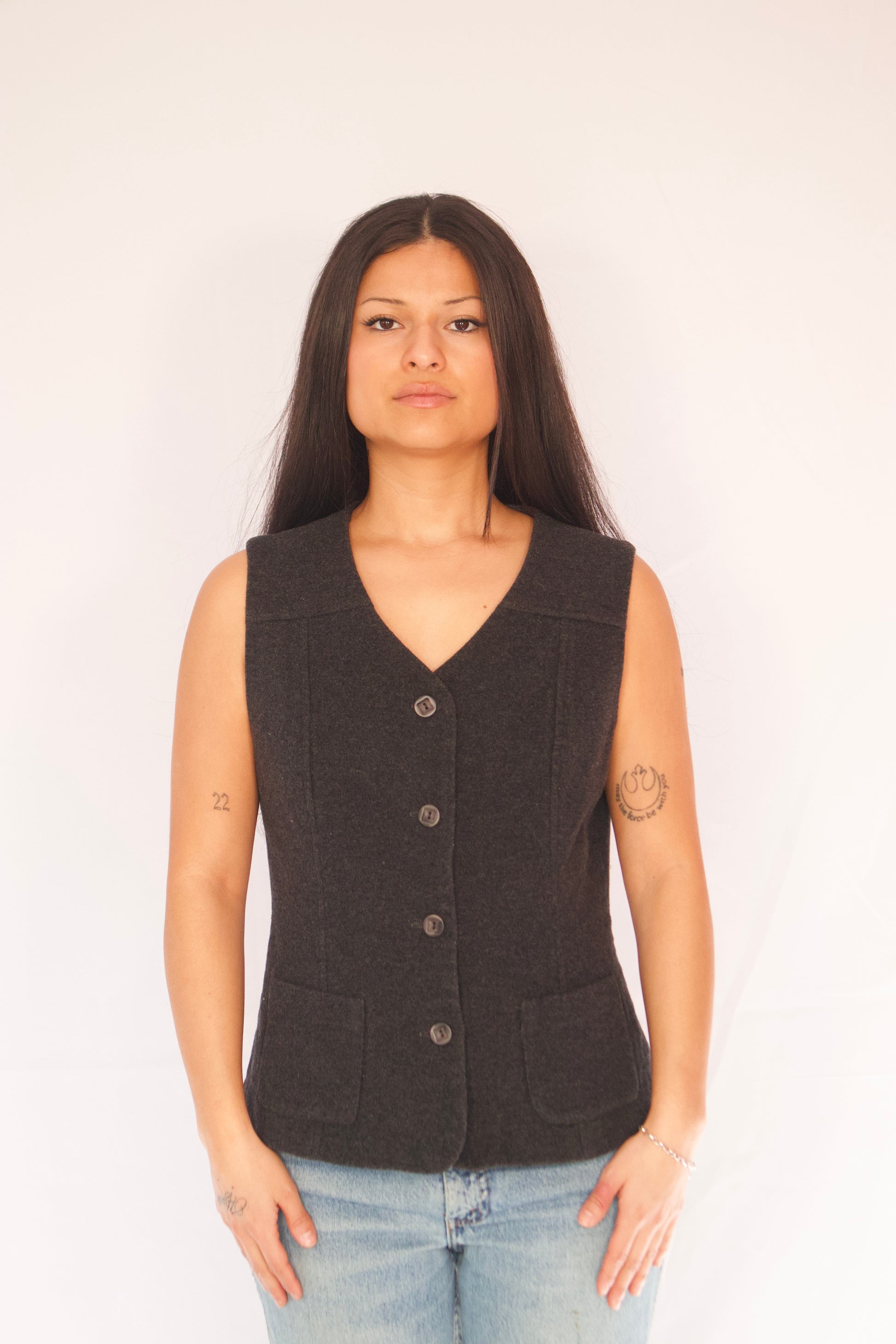 veste noire ajustée À LA UNE vue de face