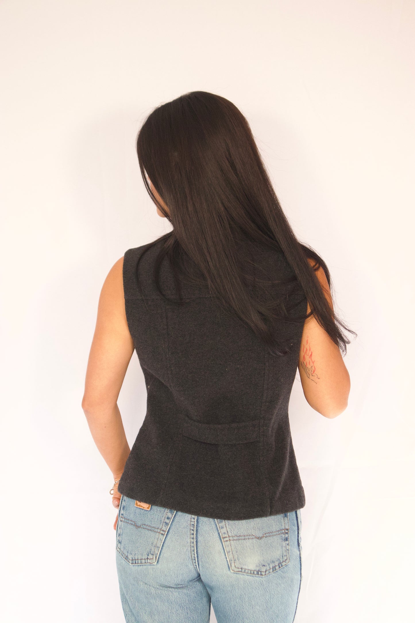 veste noire minimaliste vue de dos