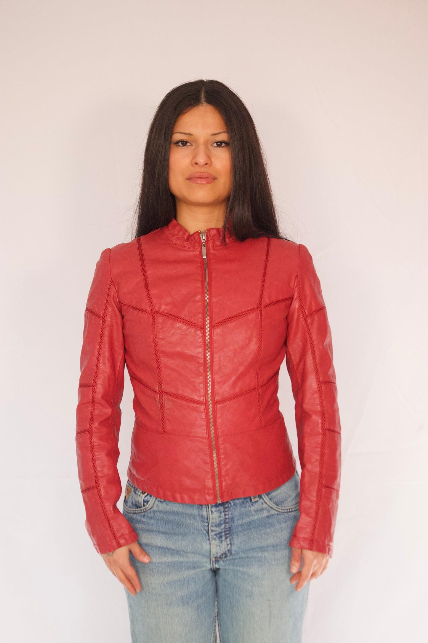 veste rouge ajustée vue de face