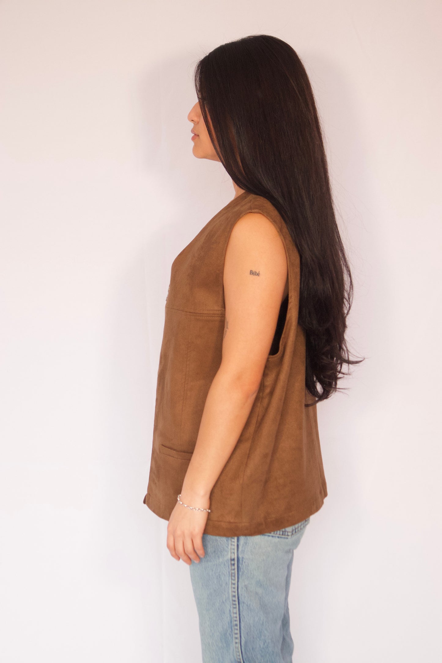 veste sans manches suède vue de profil
